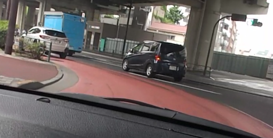 東池袋・圧迫感のある左コーナー