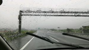 台風・雨・高速道路