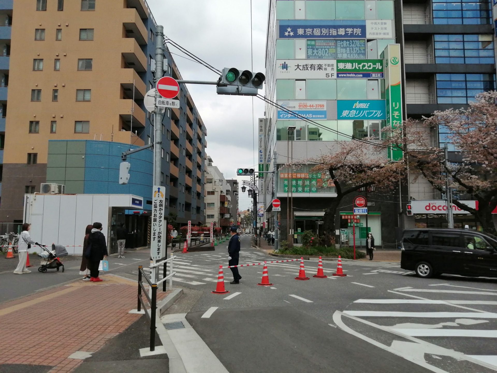 国立駅・交番前・通行止め区間 scaled