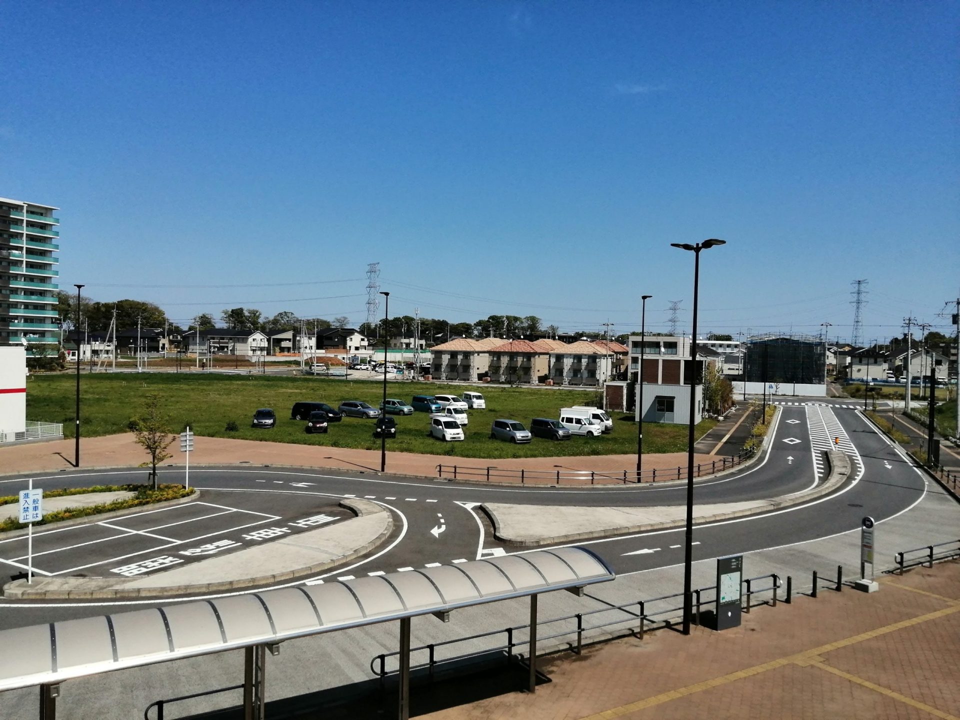 車が芝生の上で気持ちよさそう scaled