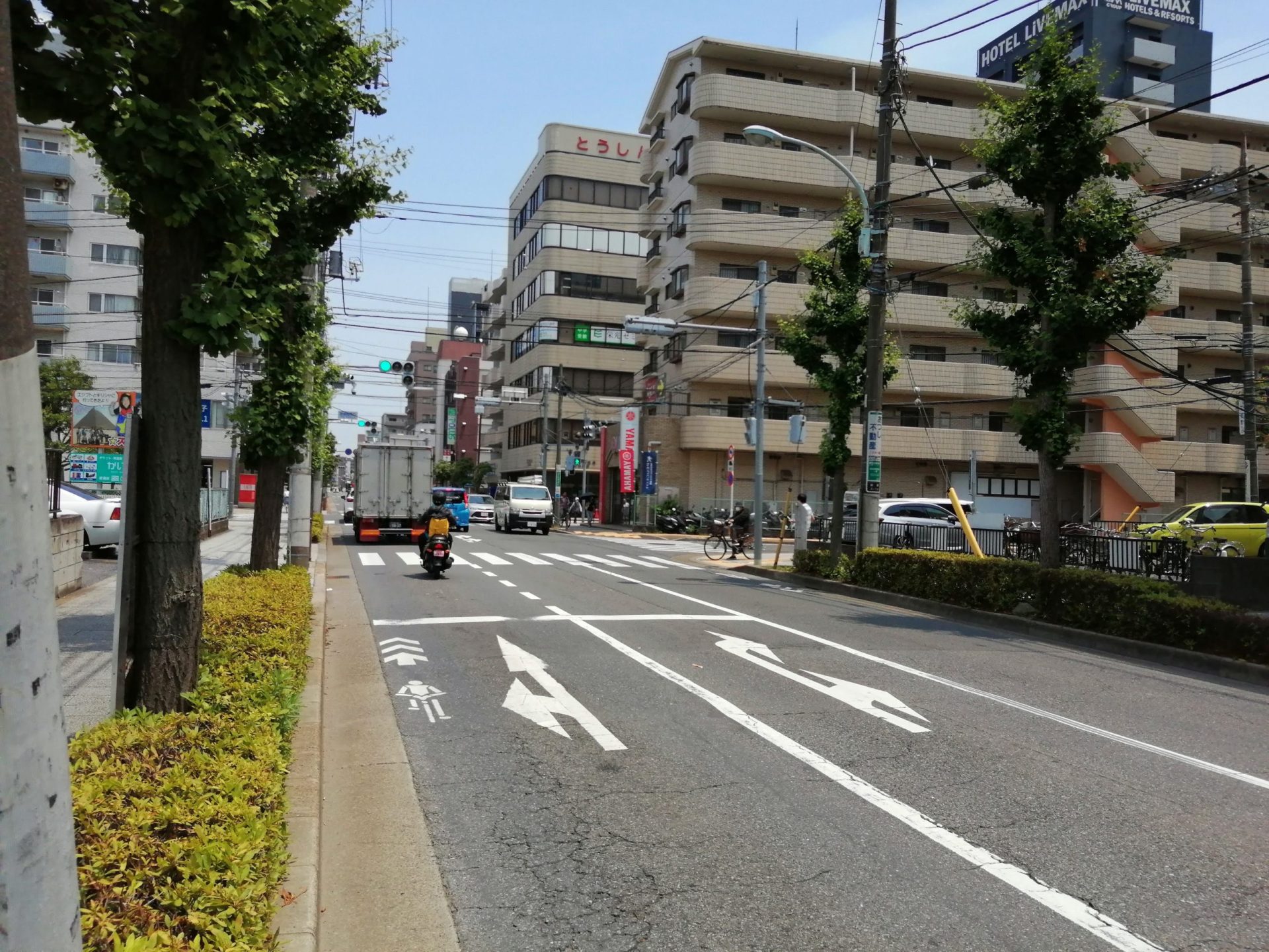 足立区方面から直進。手前に見えるのが停止線 1 scaled