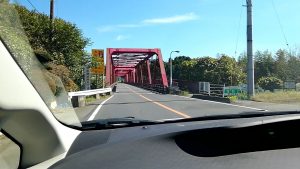 谷和原インター周辺の道路4・狭い橋。すれ違い注意です。対向車がセンターラインをはみ出してきます