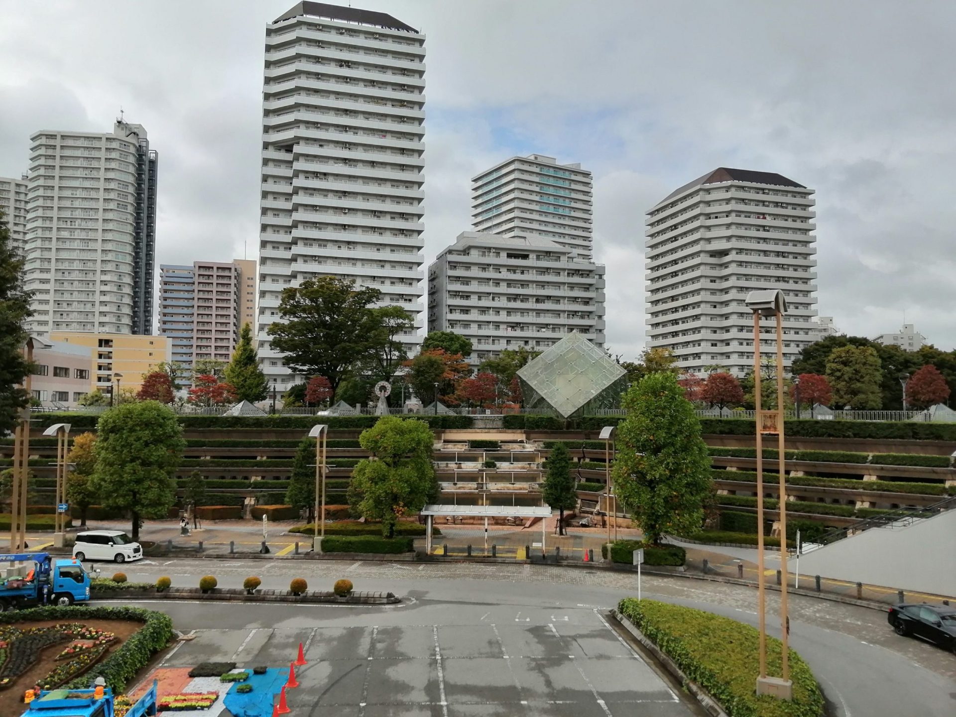 川口駅西口側・不思議なオブジェ scaled