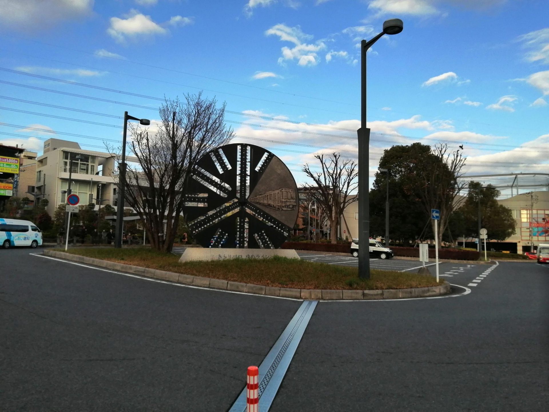 東川口駅前のオブジェ 25 東浦和駅前ロータリーのオブジェ scaled