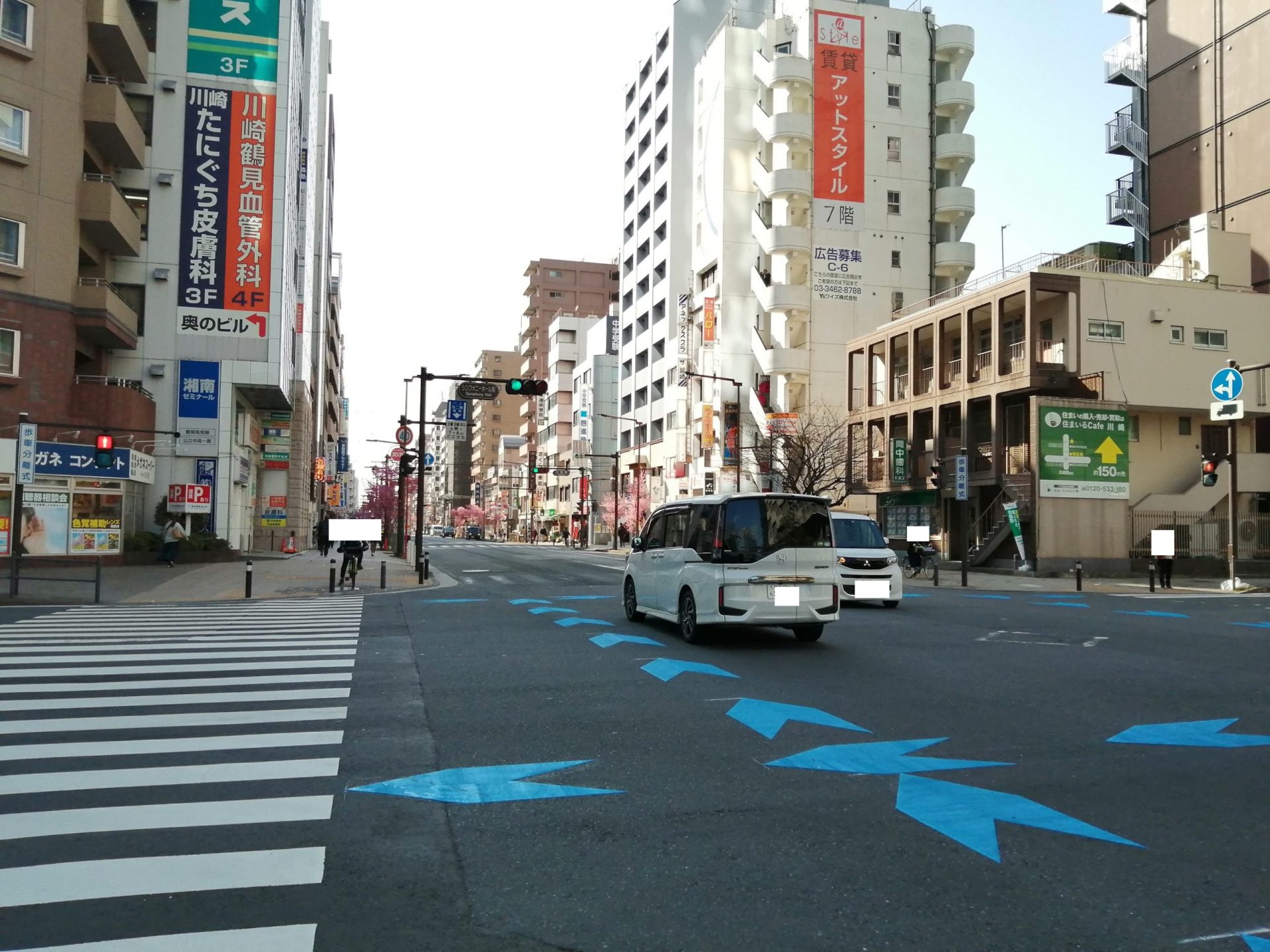 川崎駅シンフォニーホール前交差点歩車分離式です