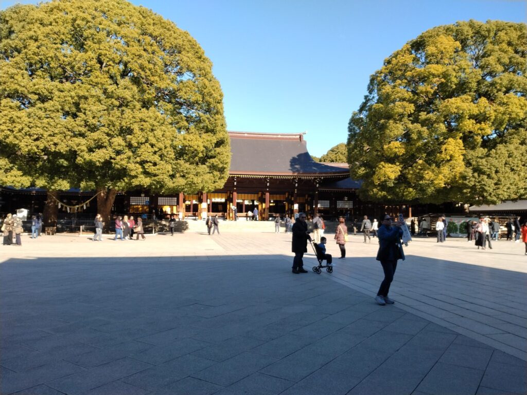 拝殿前は明るく開けた心地よい空間