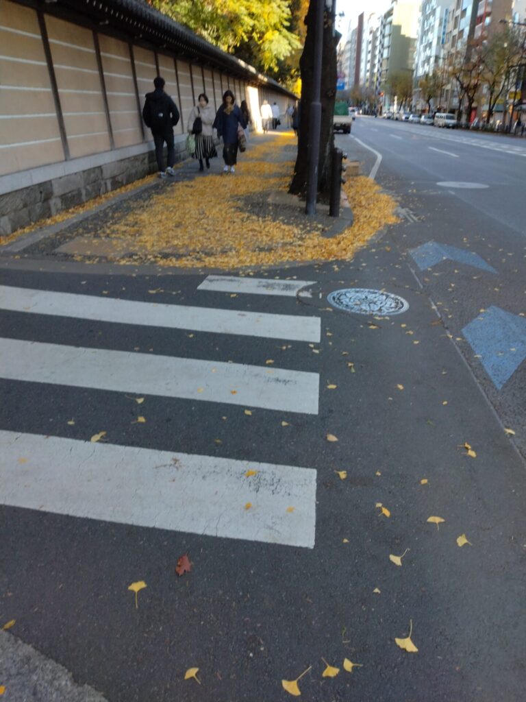 九段下の大通りは、秋色に染まる落ち着いた街並み