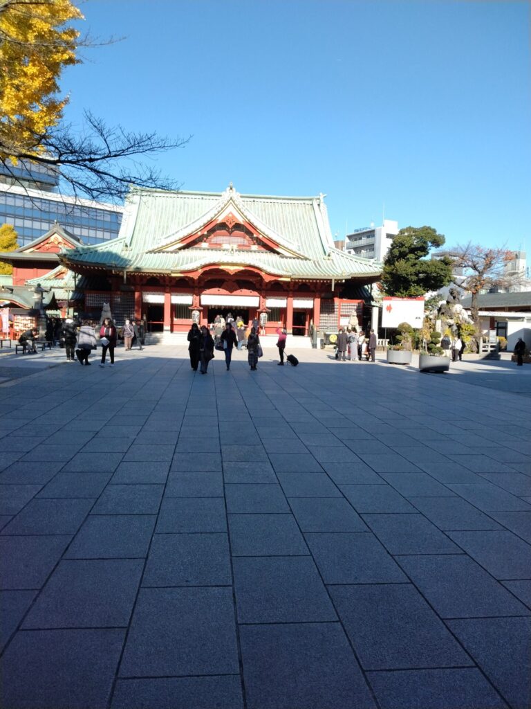 朱塗りの社殿が映える美しい境内