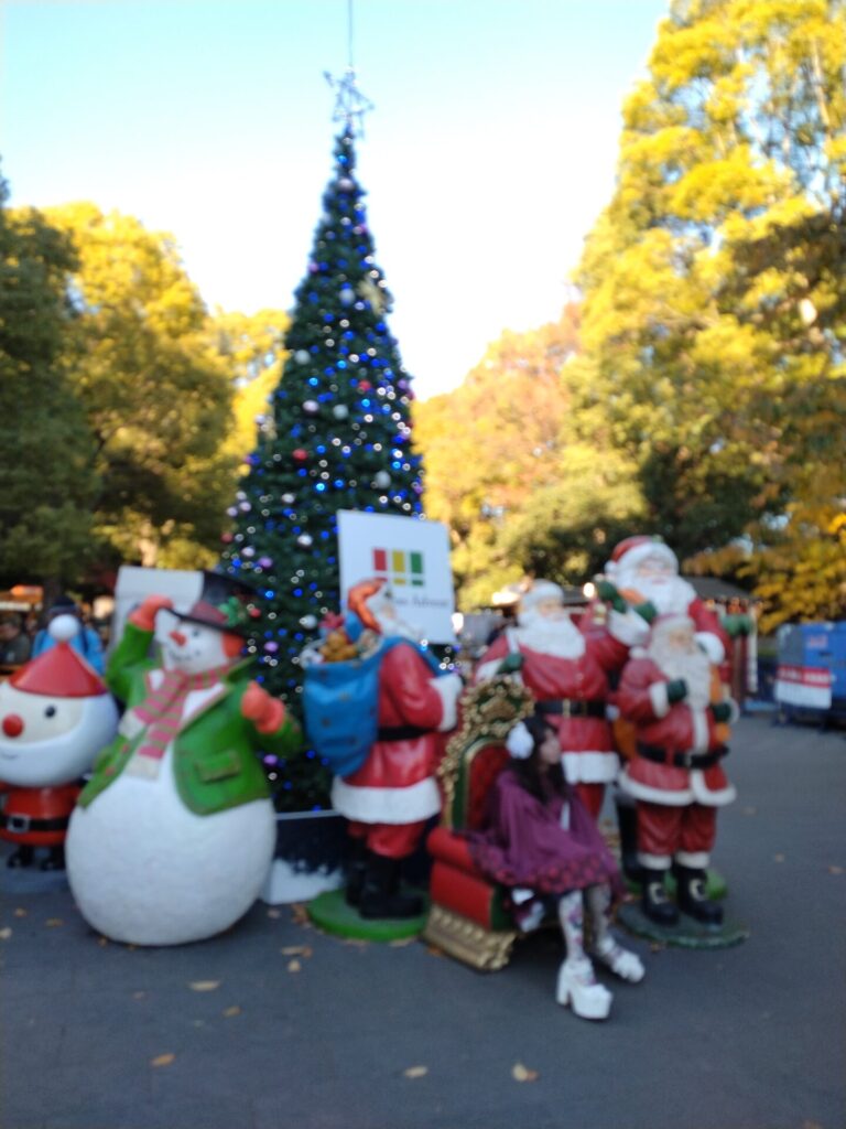 大きなクリスマスツリーと、賑わうフォトエリア