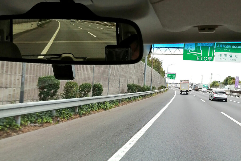 車内から見た高速道路と車線