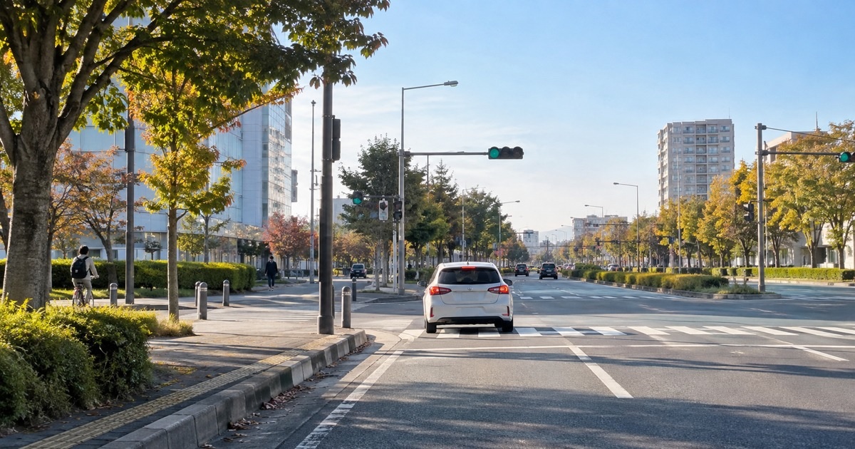 ペーパードライバーが交差点で慌てないために|右左折で確認したい歩行者と自転車 14 paper driver autumn intersection safety 20261006