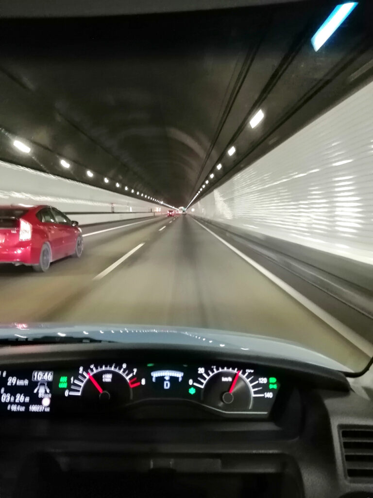 トンネルで無灯火の車が見えづらい理由|高速道路の安全確認 7 tunnel lights photo 1
