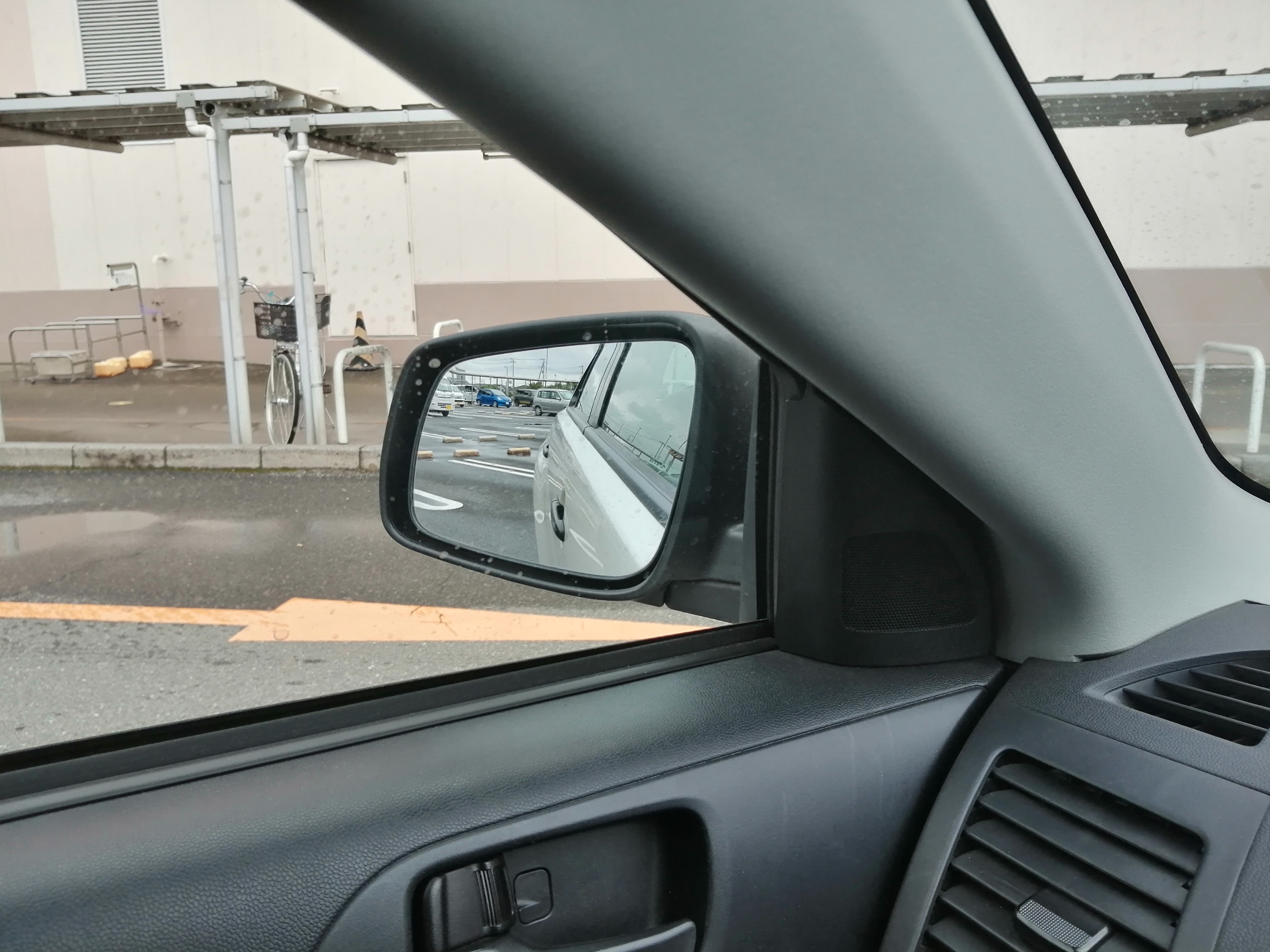 車体と白線の距離を確認