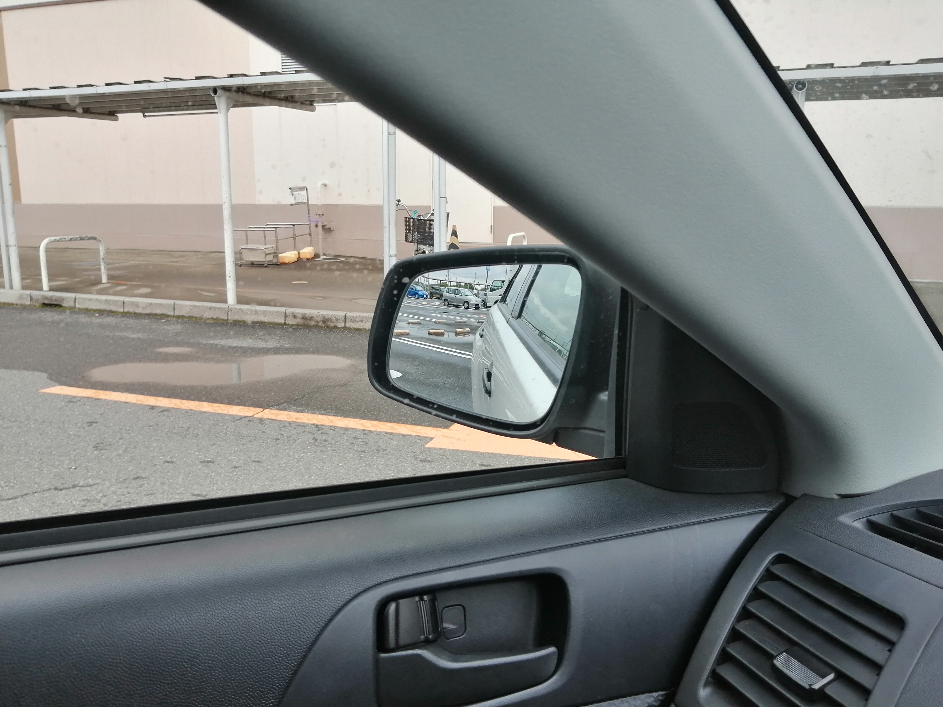 車体が外に膨らむ兆候をチェック