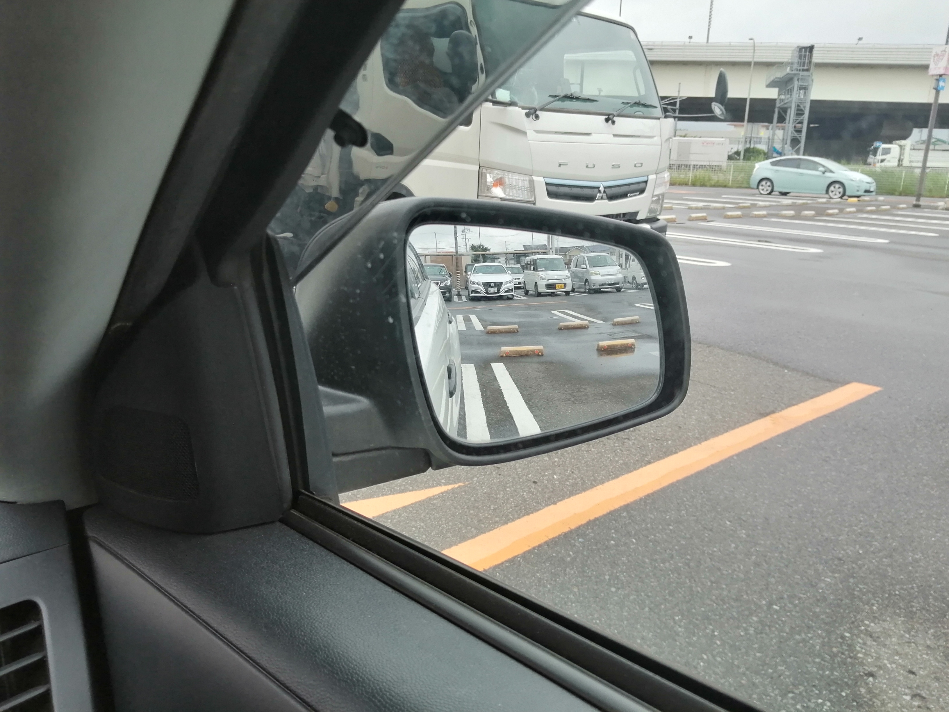 左ミラーで白線の収まり方を確認