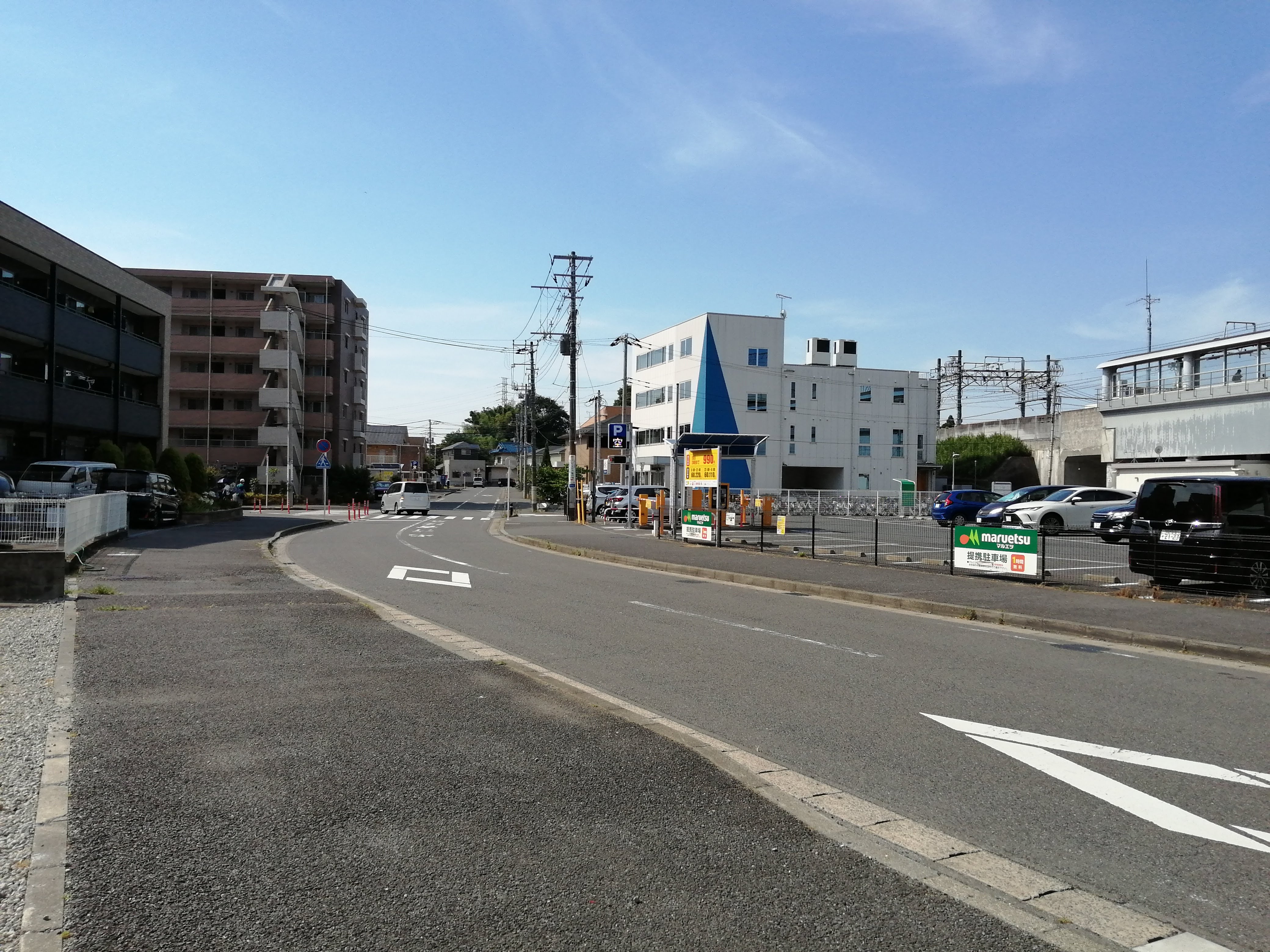 ここは横断者が多いです。緩やかなカーブの先に十字路あり。横断歩道もあります。.jpg