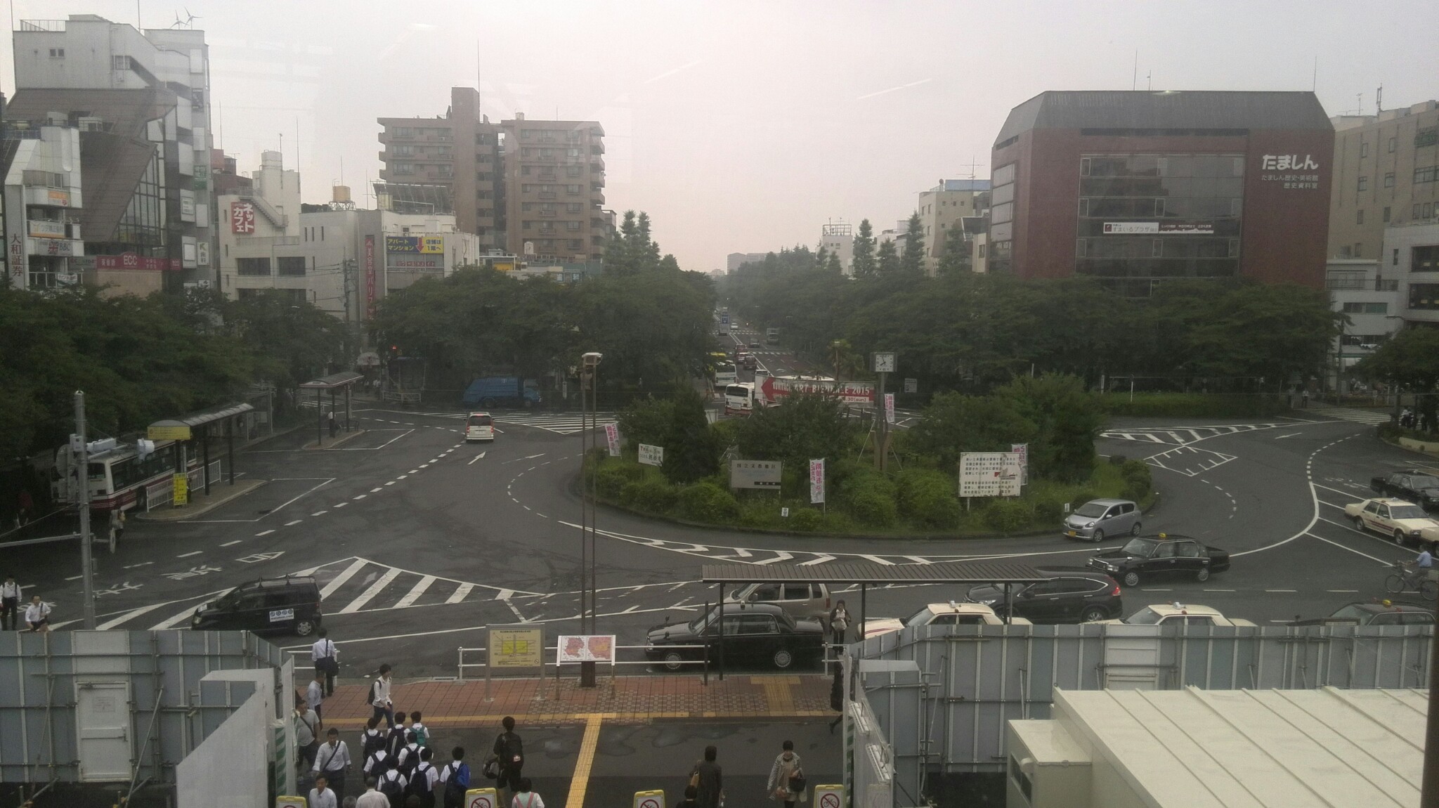 駅前交差点と市街地の様子