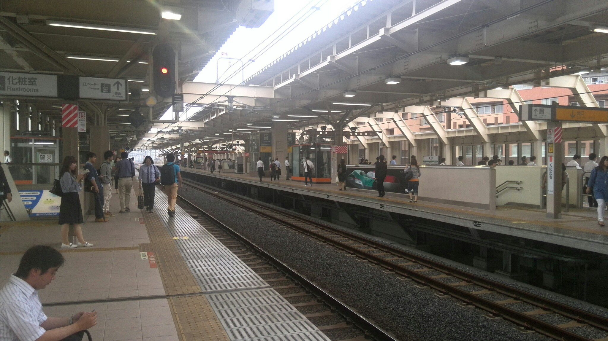 通勤時間帯の駅構内