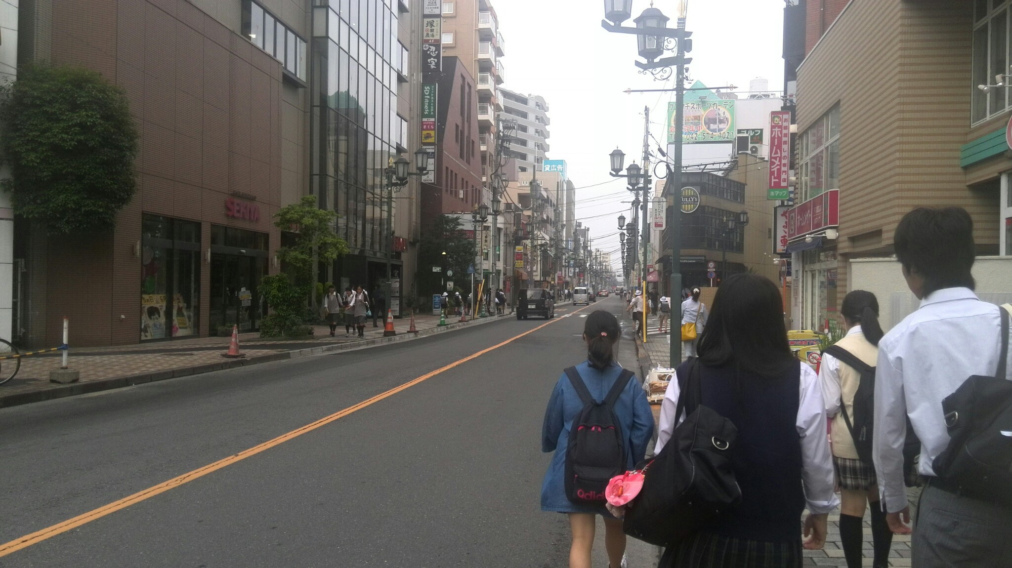 通勤時間帯の国立駅周辺