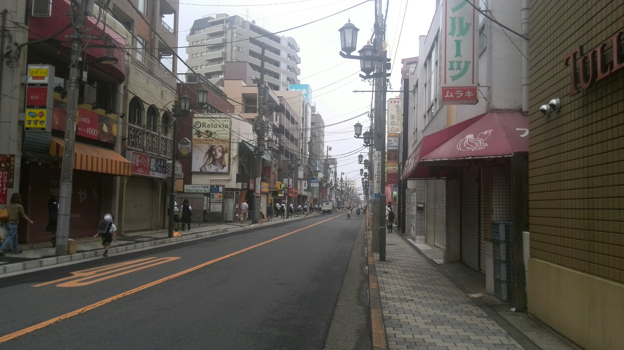 店舗が並ぶ市街地