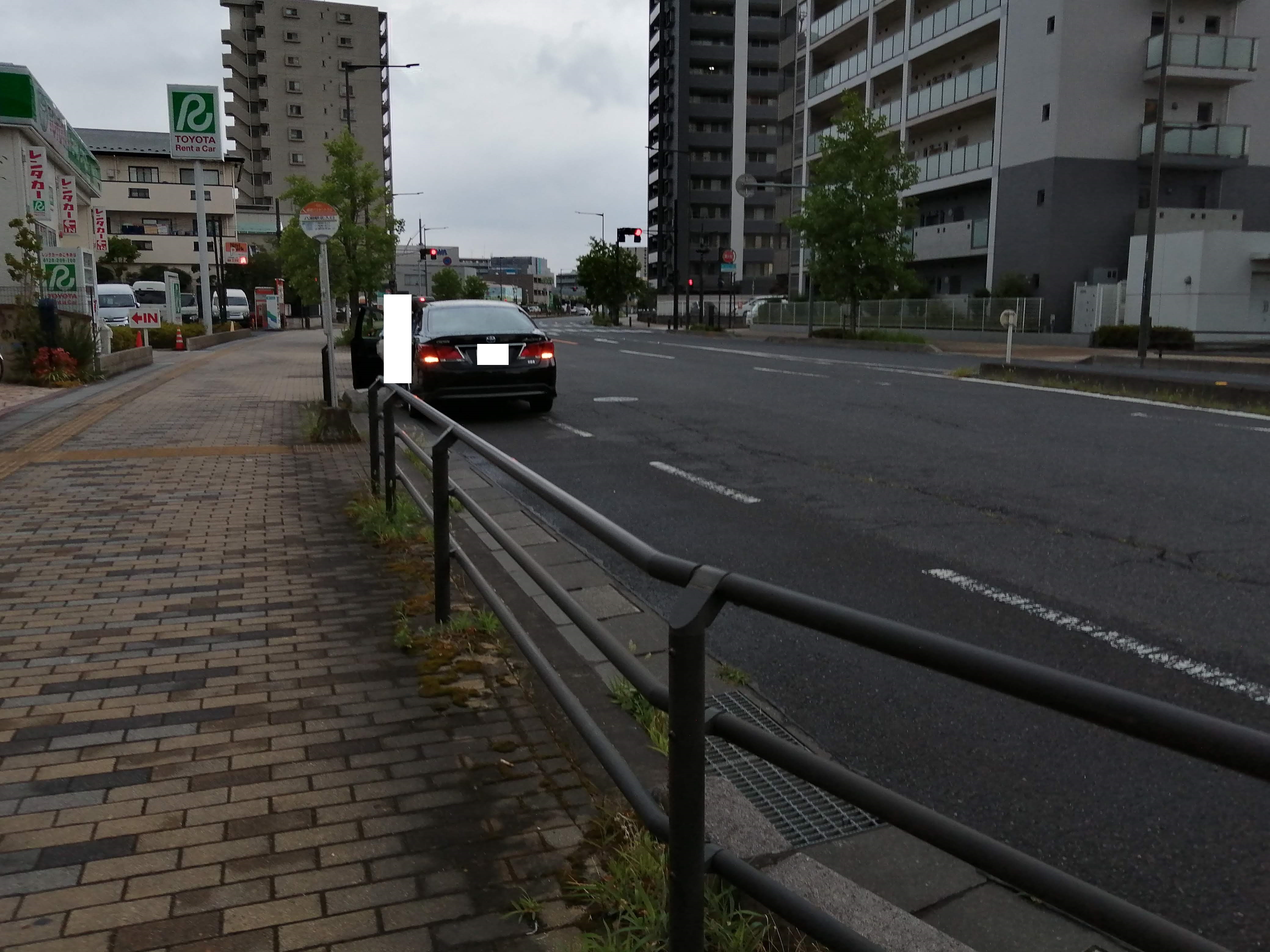 保育園のお迎え？ハス付近は駐停車禁止です。パトカーは目くじら立てずに通過していきました.jpg
