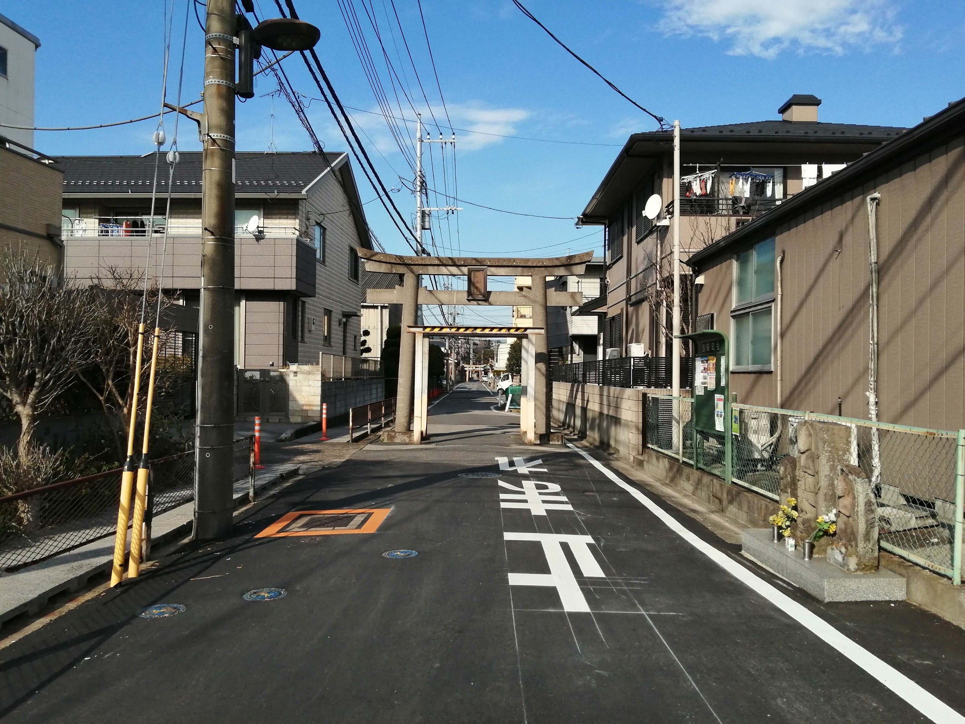 道路の真ん中に鳥居。道幅狭し.jpg