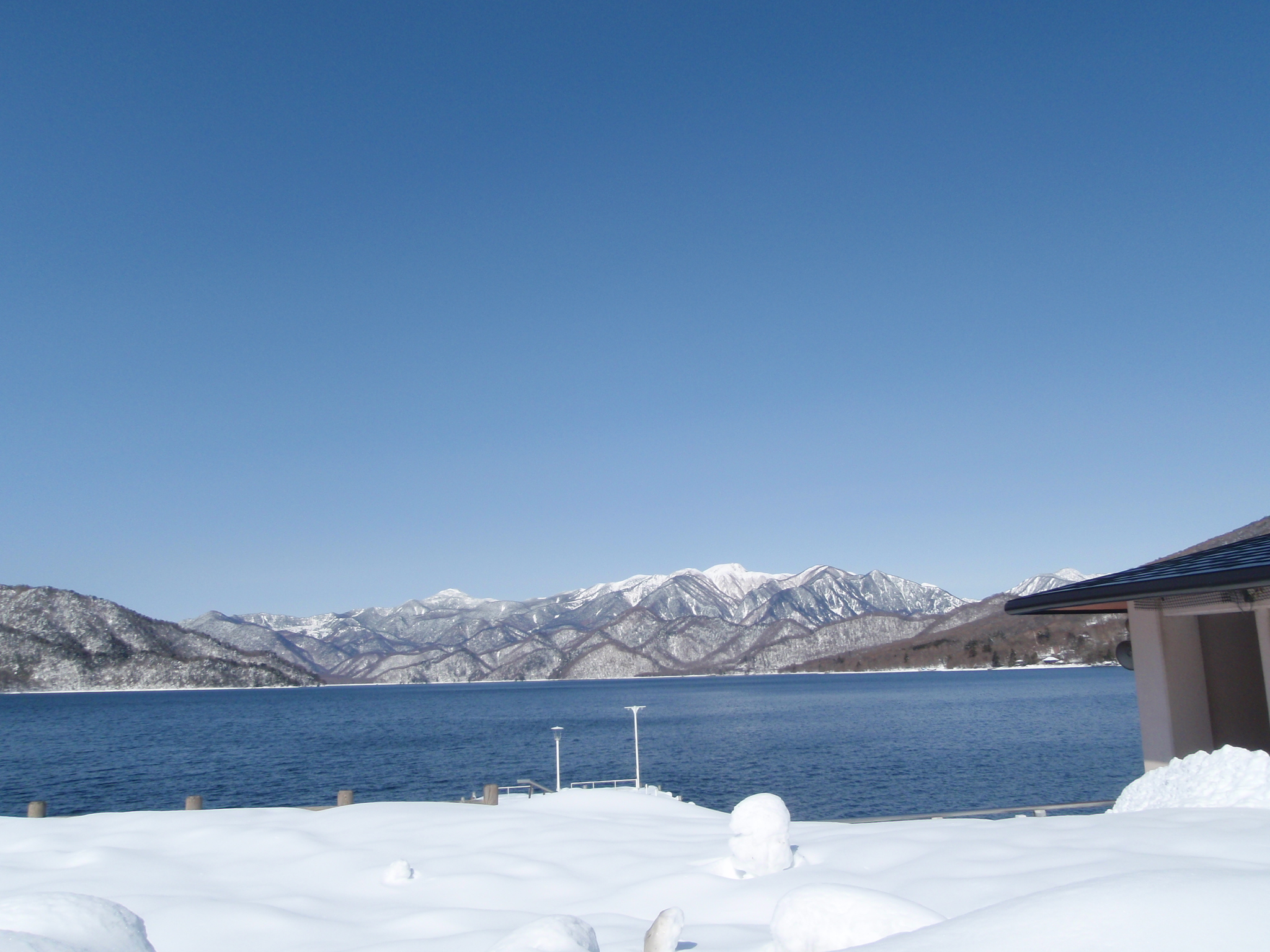冬の湖と山並み