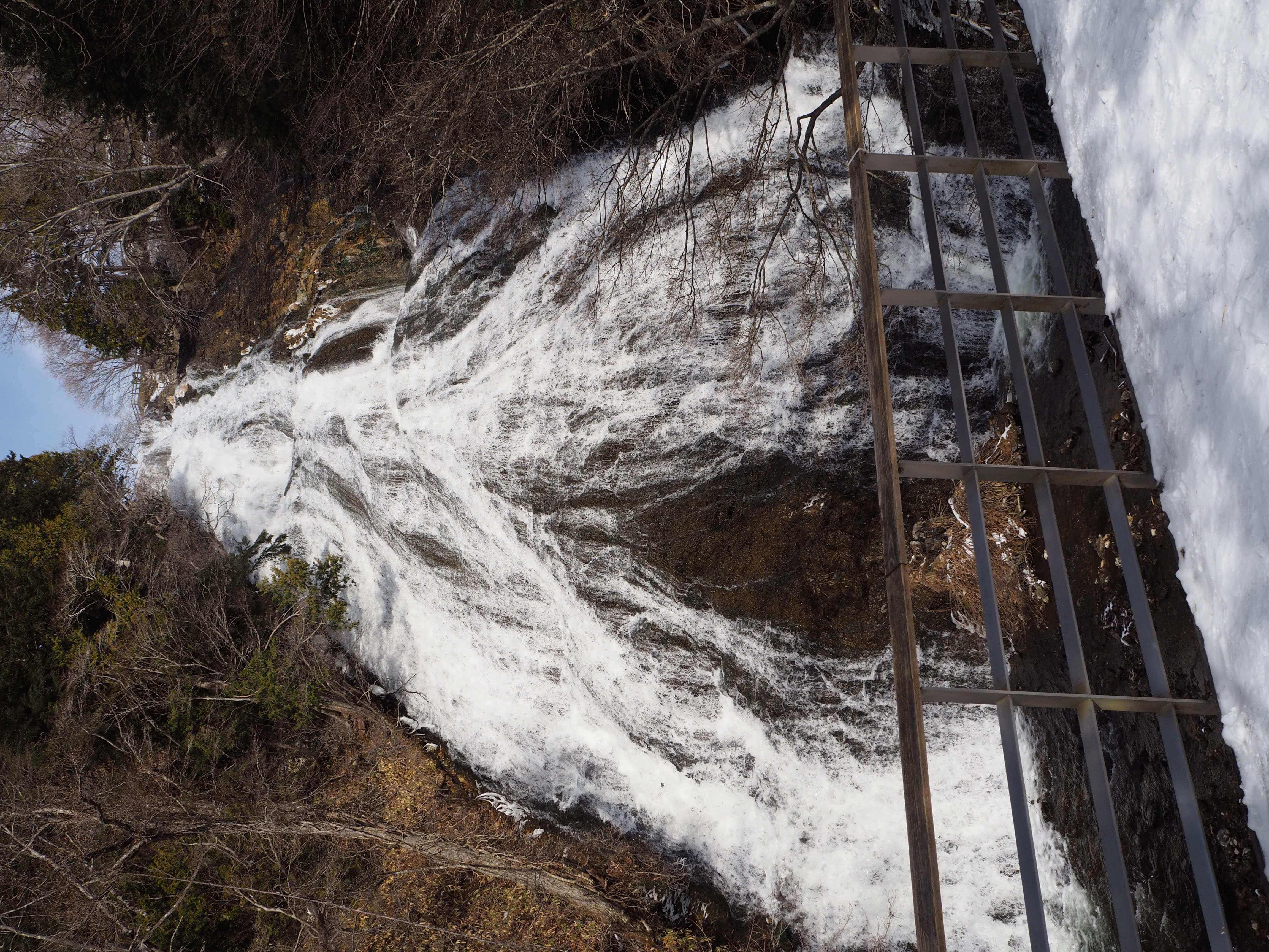 岩肌を流れる水