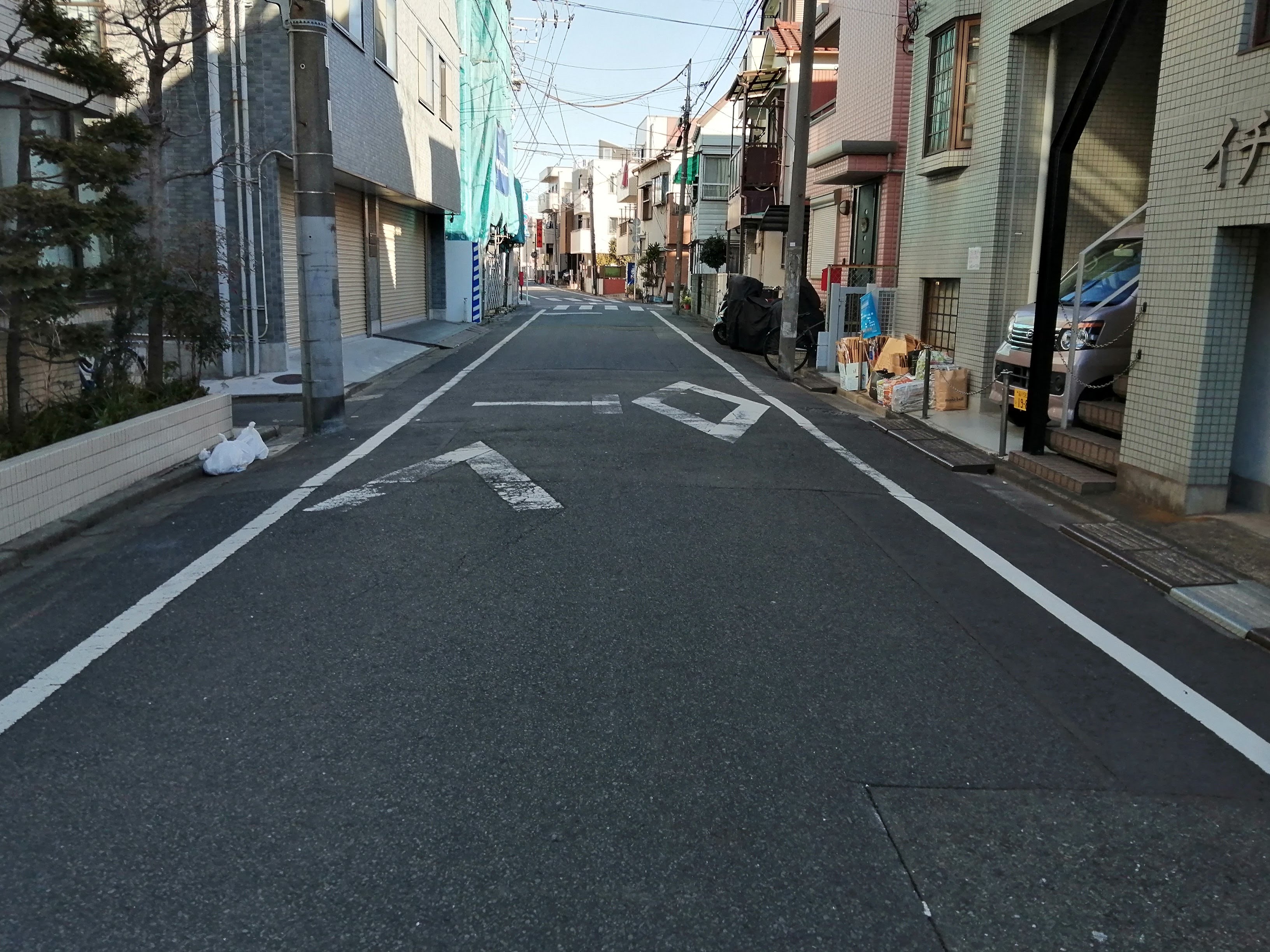 謎のマーク。横断歩道ありのマークが消えて矢印になってます・・・.jpg