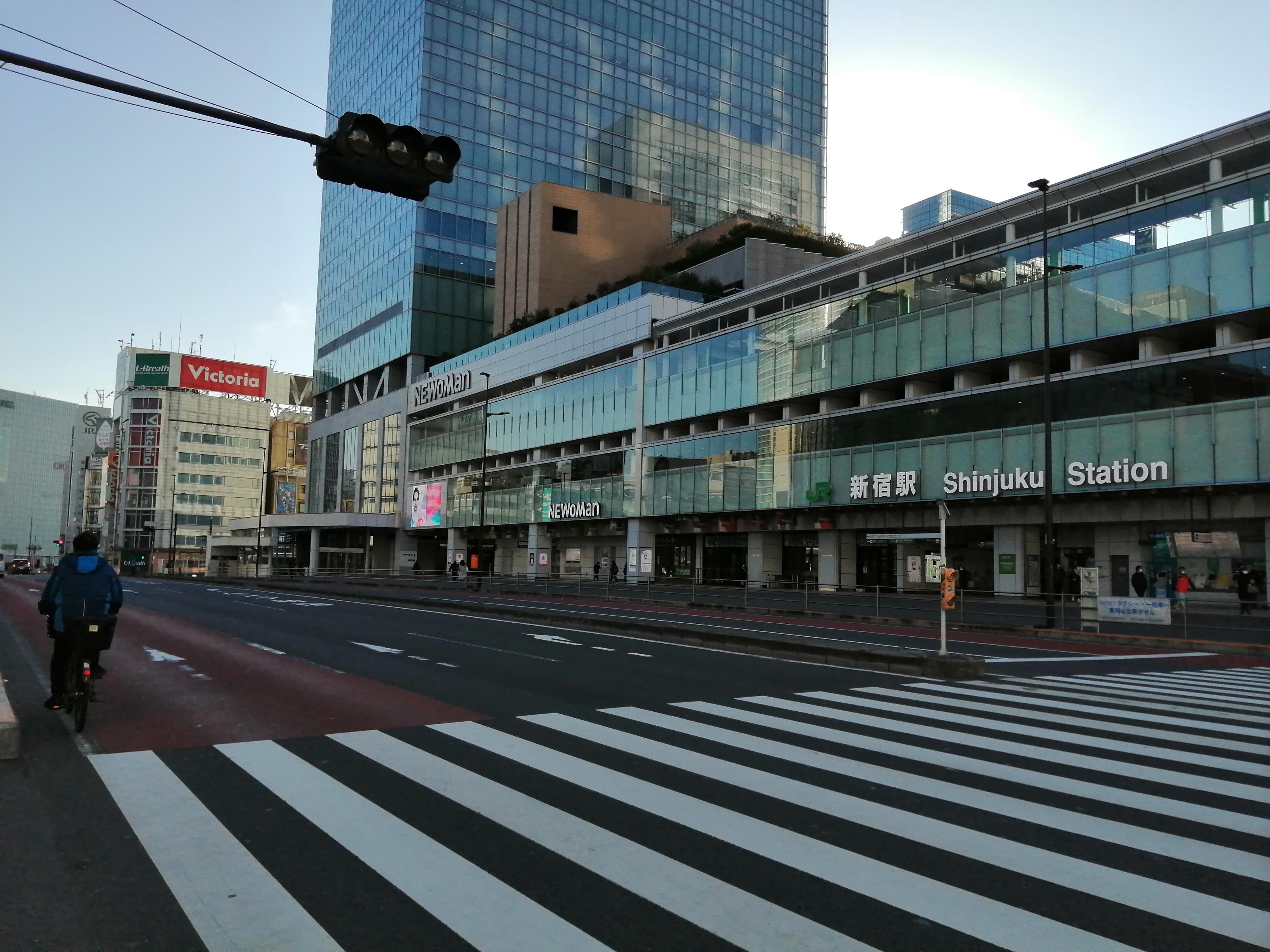 土曜日午前中の新宿駅南口前.jpg