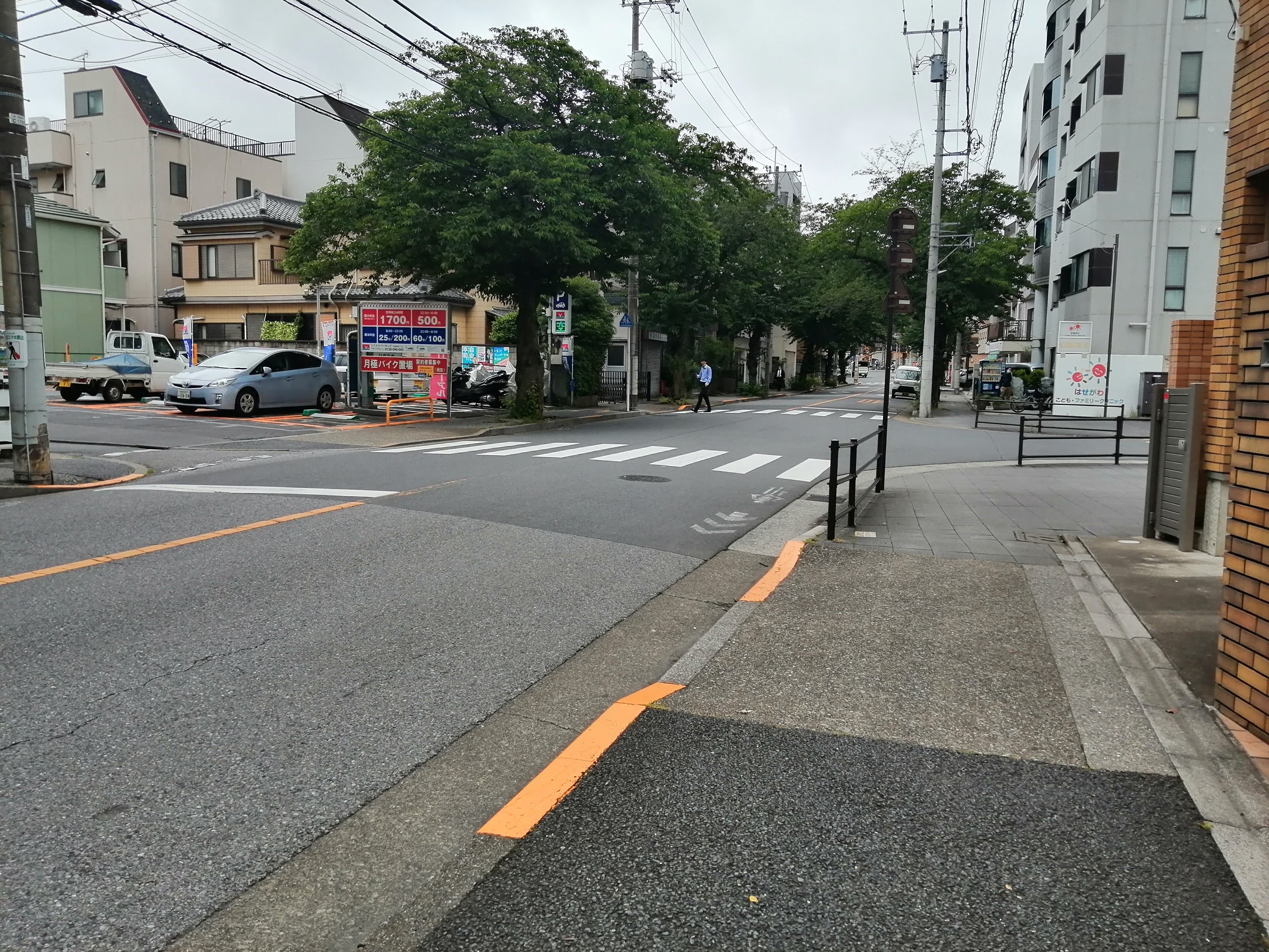 信号機のない横断歩道のある交差点.jpg