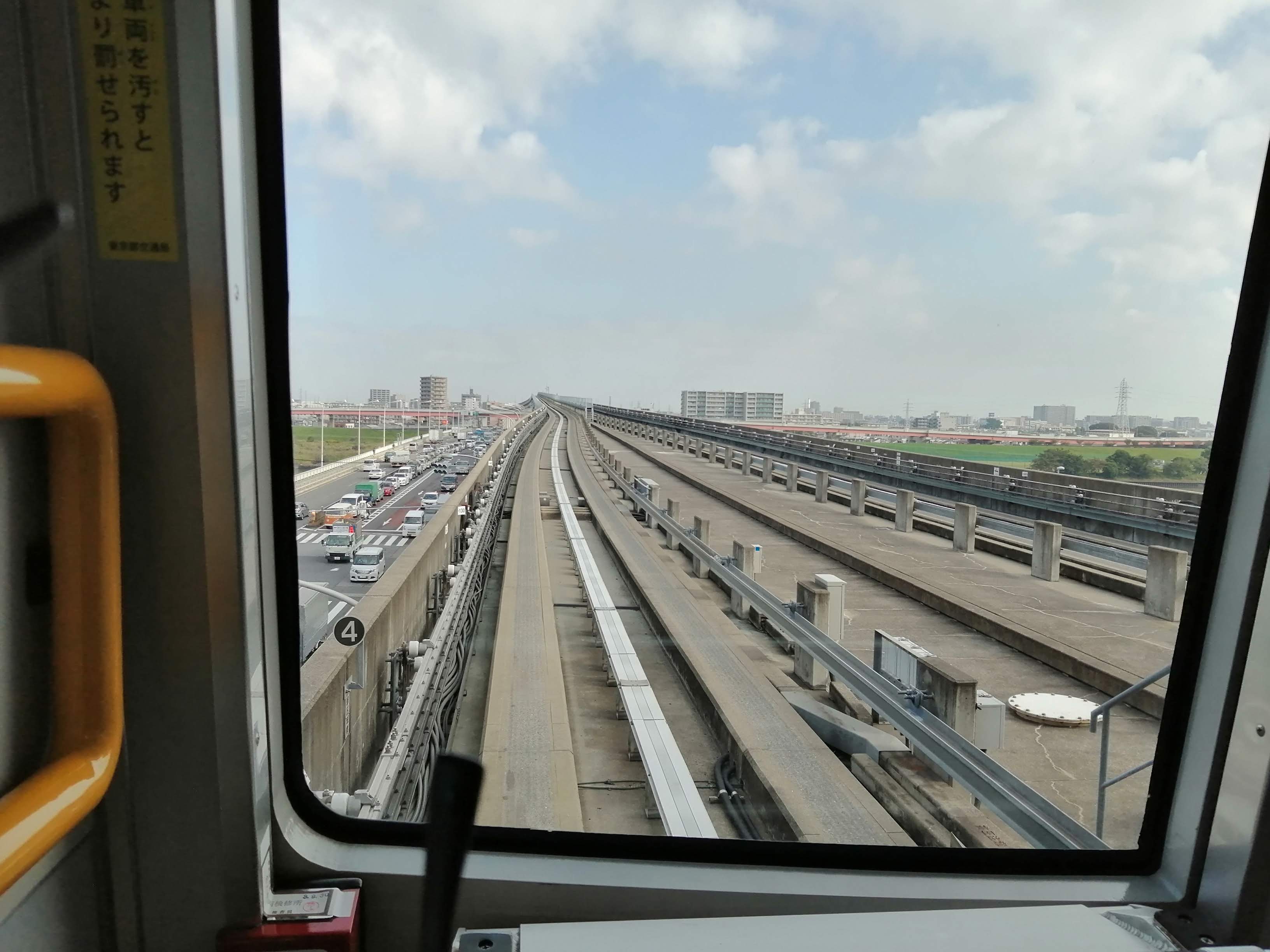 舎人ライナーで移動.jpg
