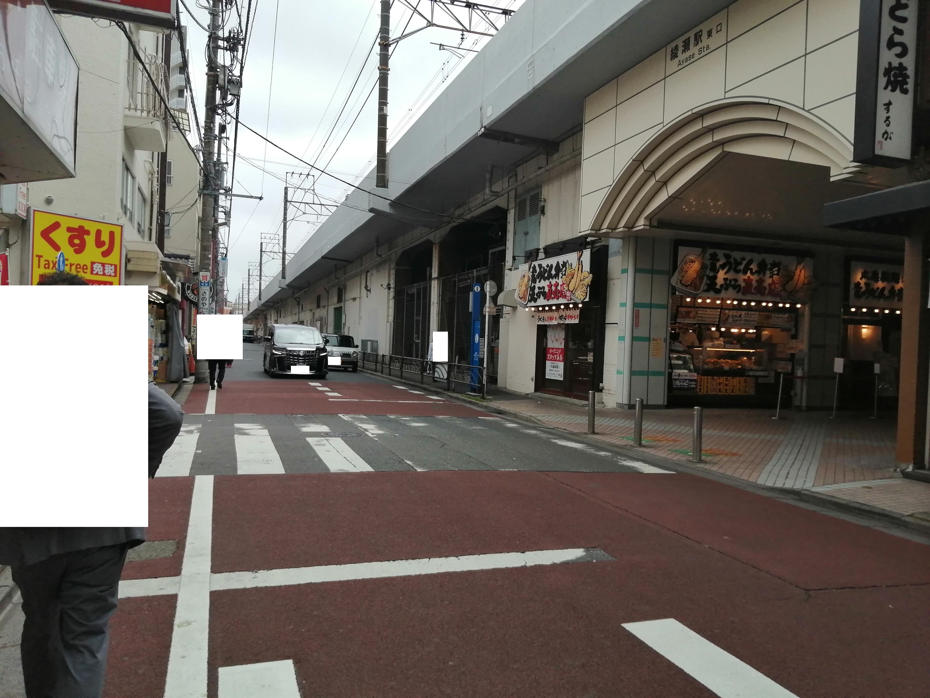 駅を出てすぐ。横断歩道に注意.jpg