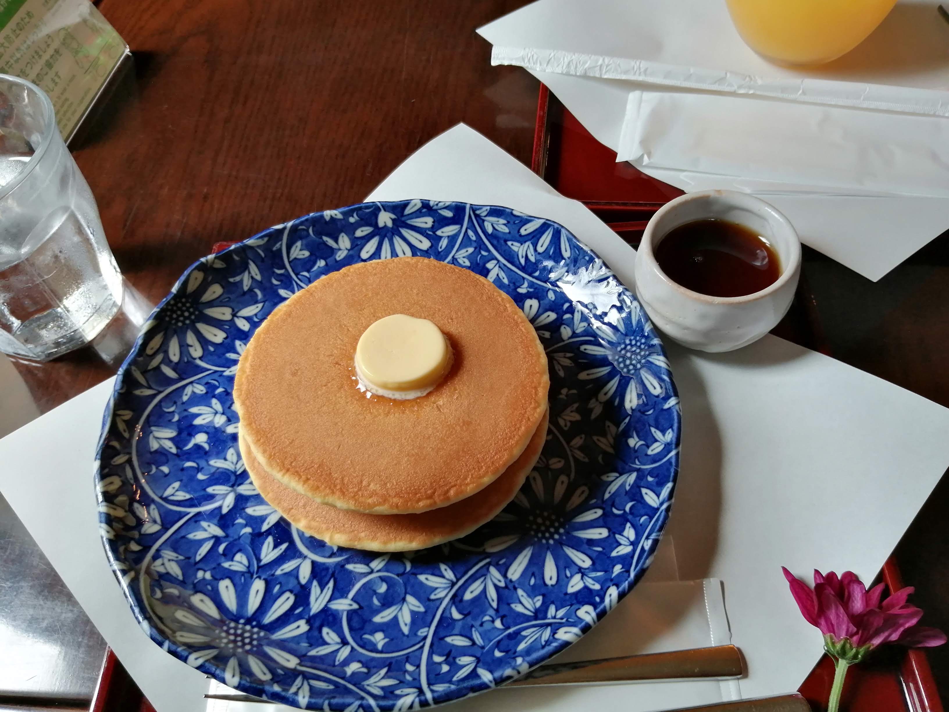 青い絵柄の皿に載ったパンケーキ