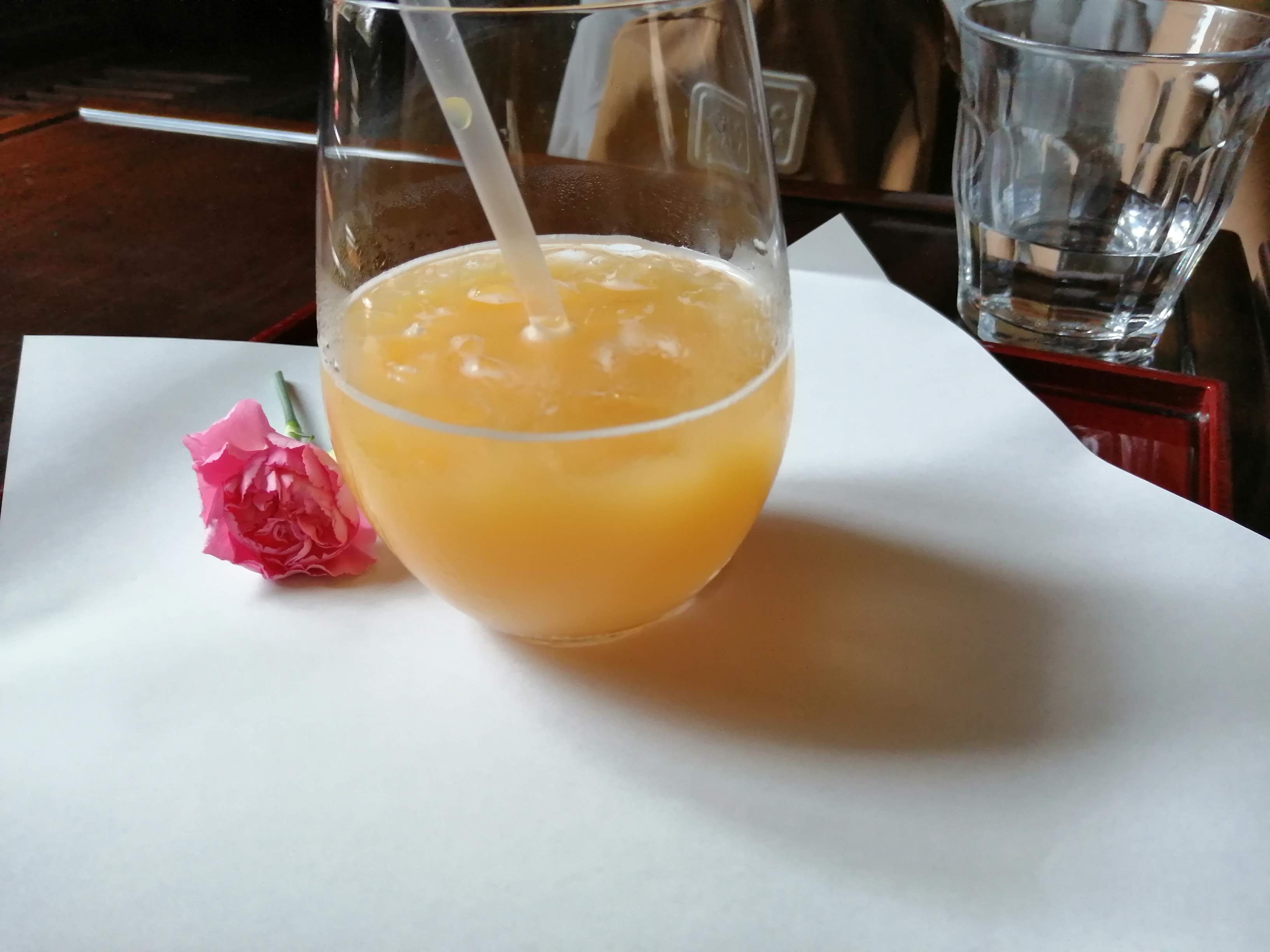 グラスに注がれた飲み物