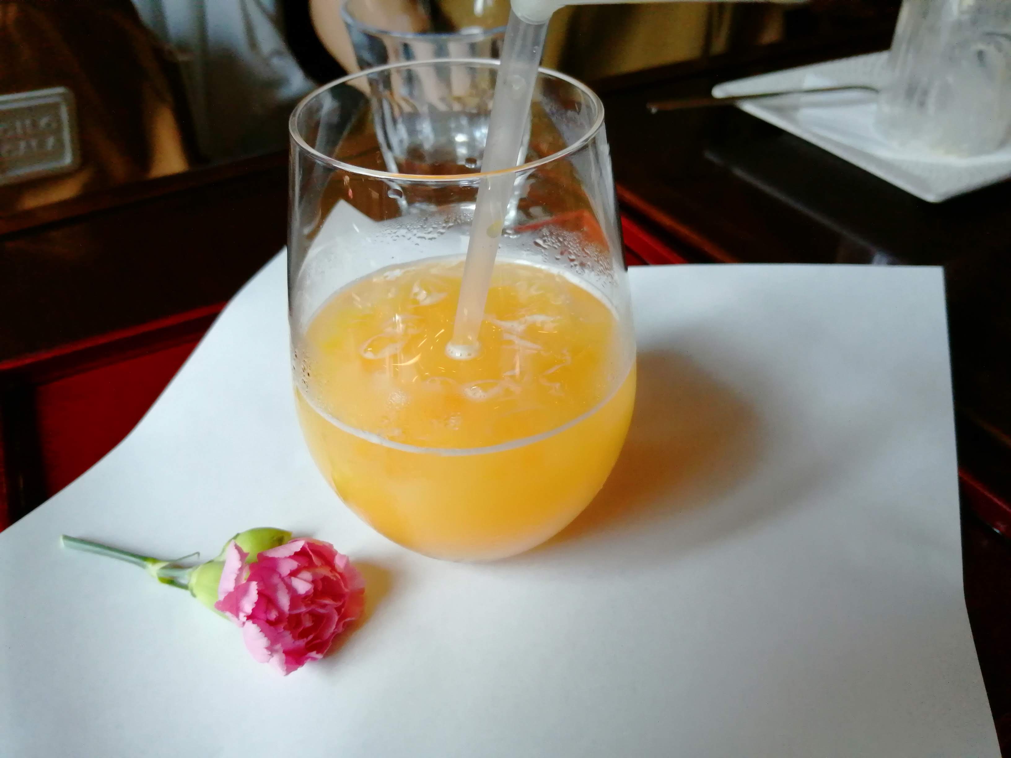 飲み物の提供風景