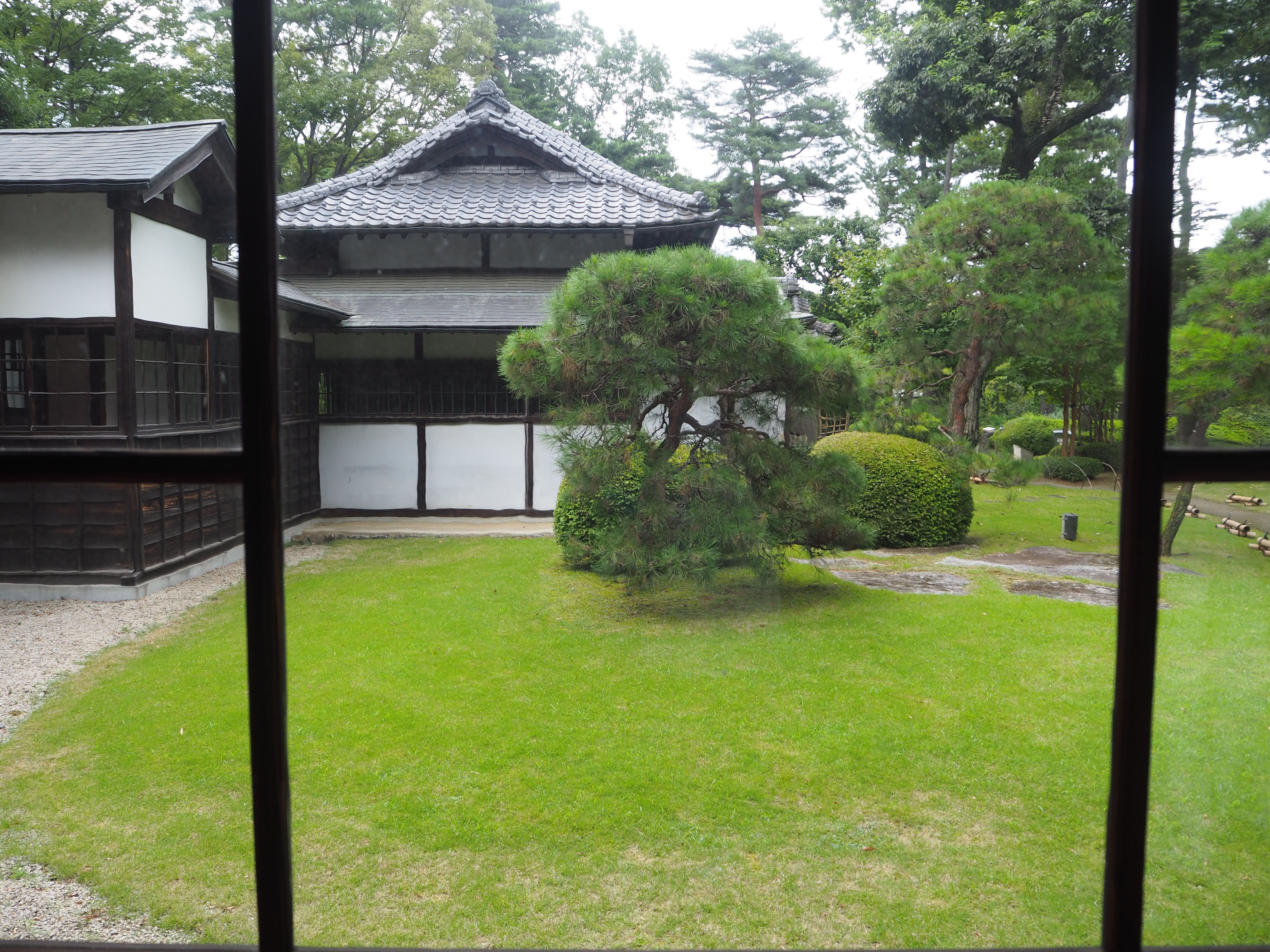 建物に囲まれた空間