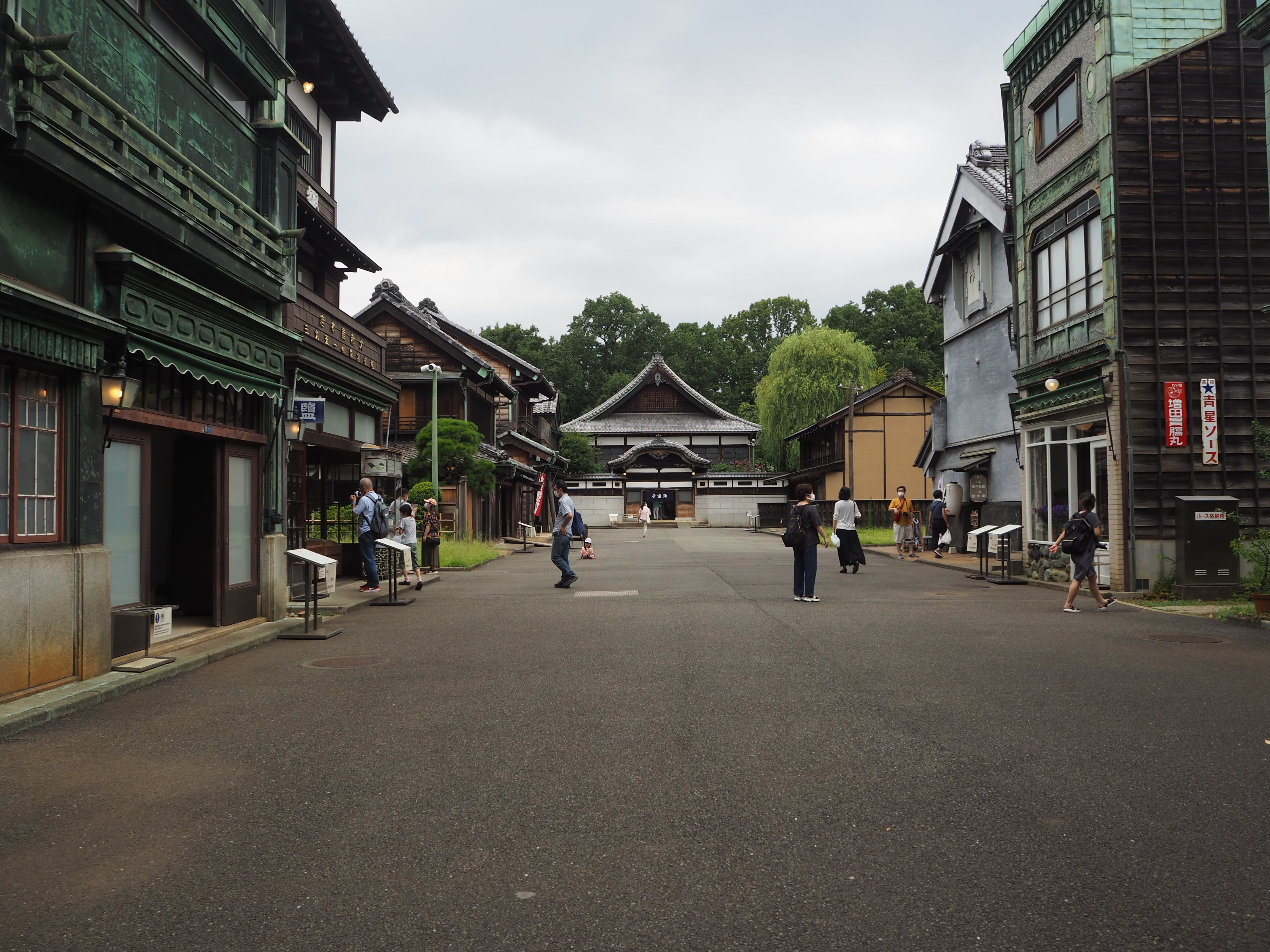 建物が連なる通路