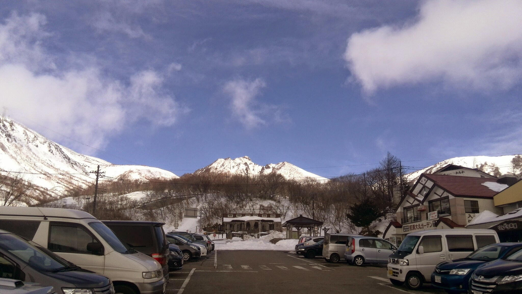雪に覆われた山間部の駐車場