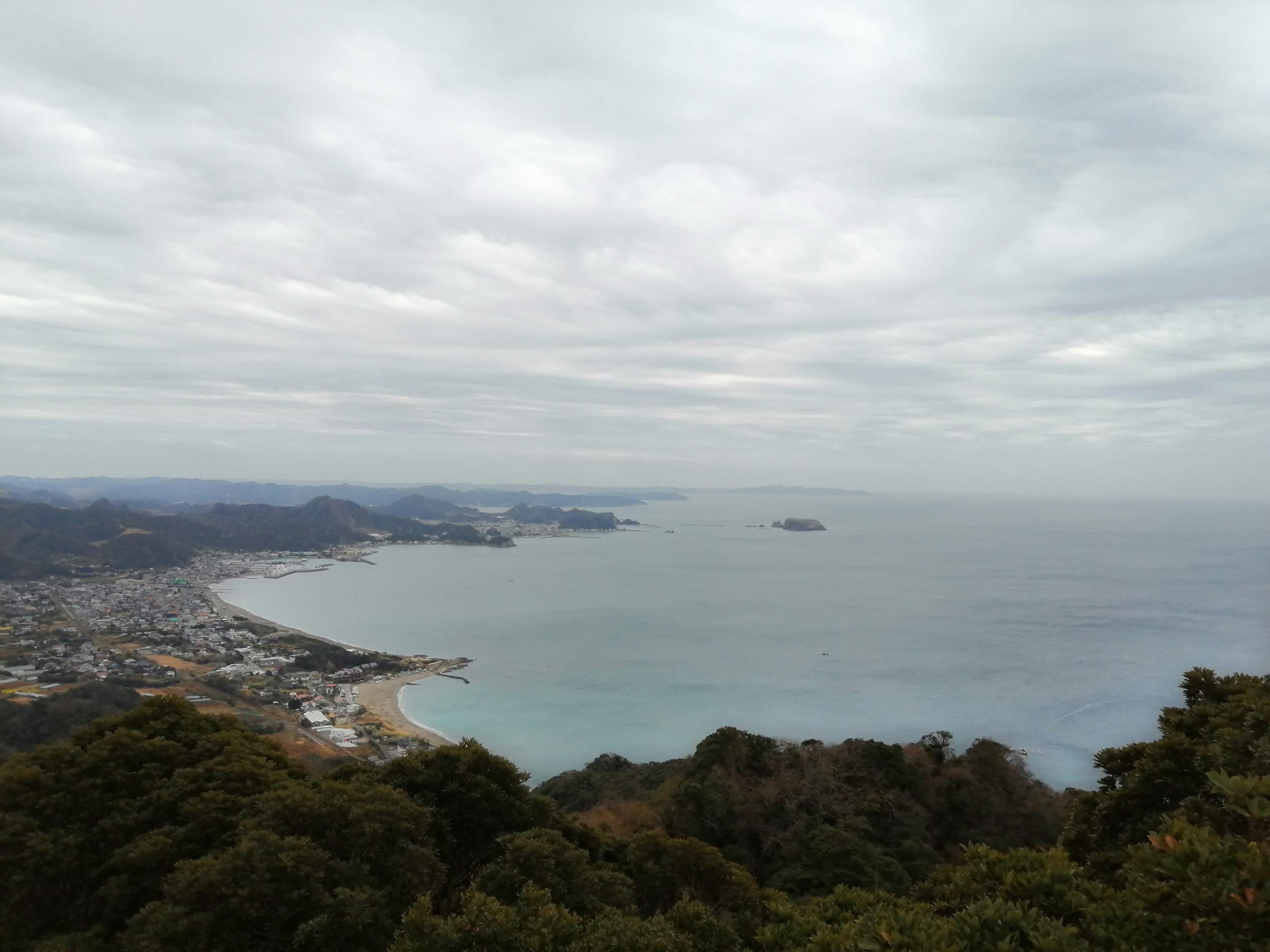 山頂付近から見下ろす海