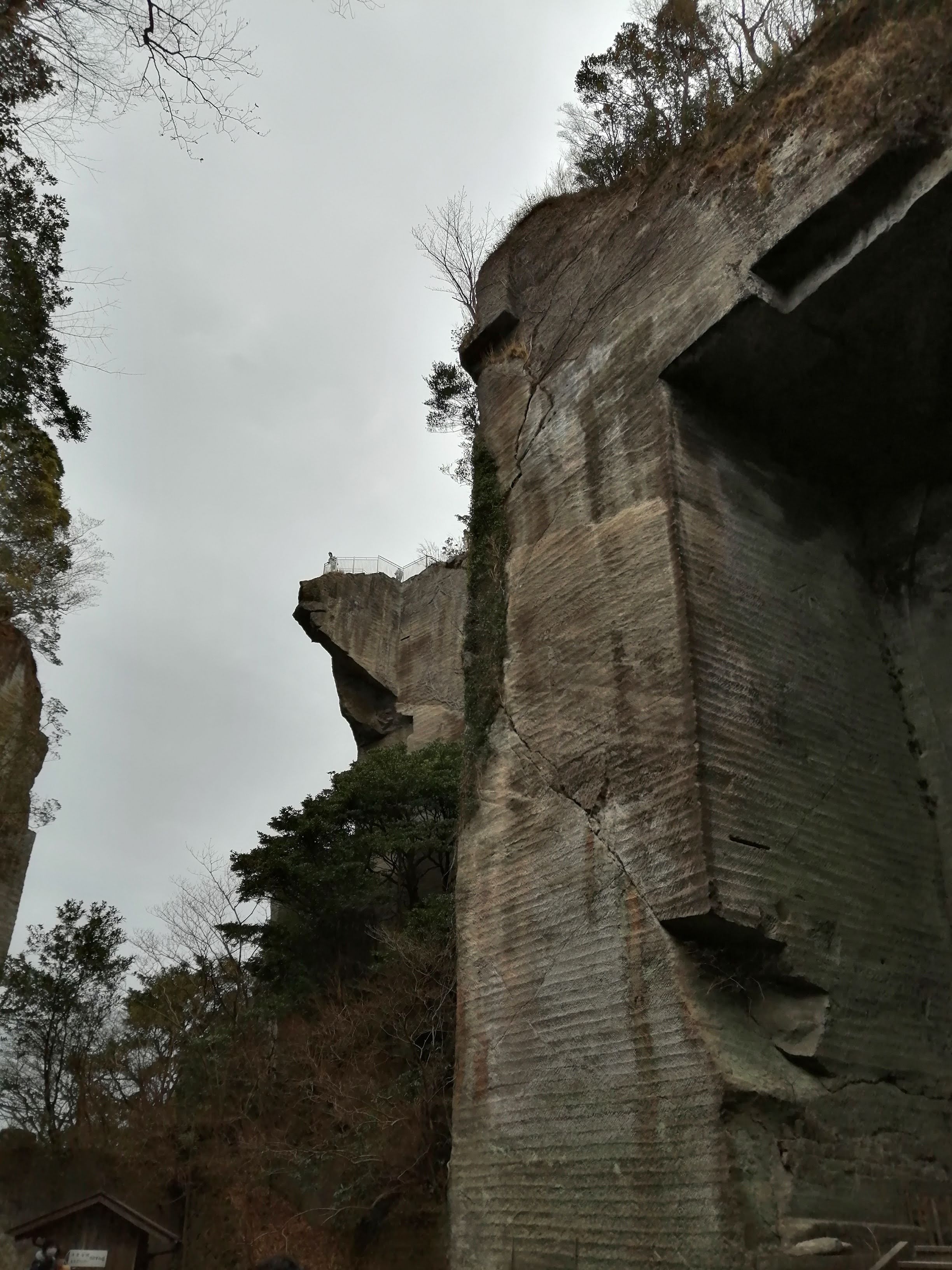 切り立った岩場の様子