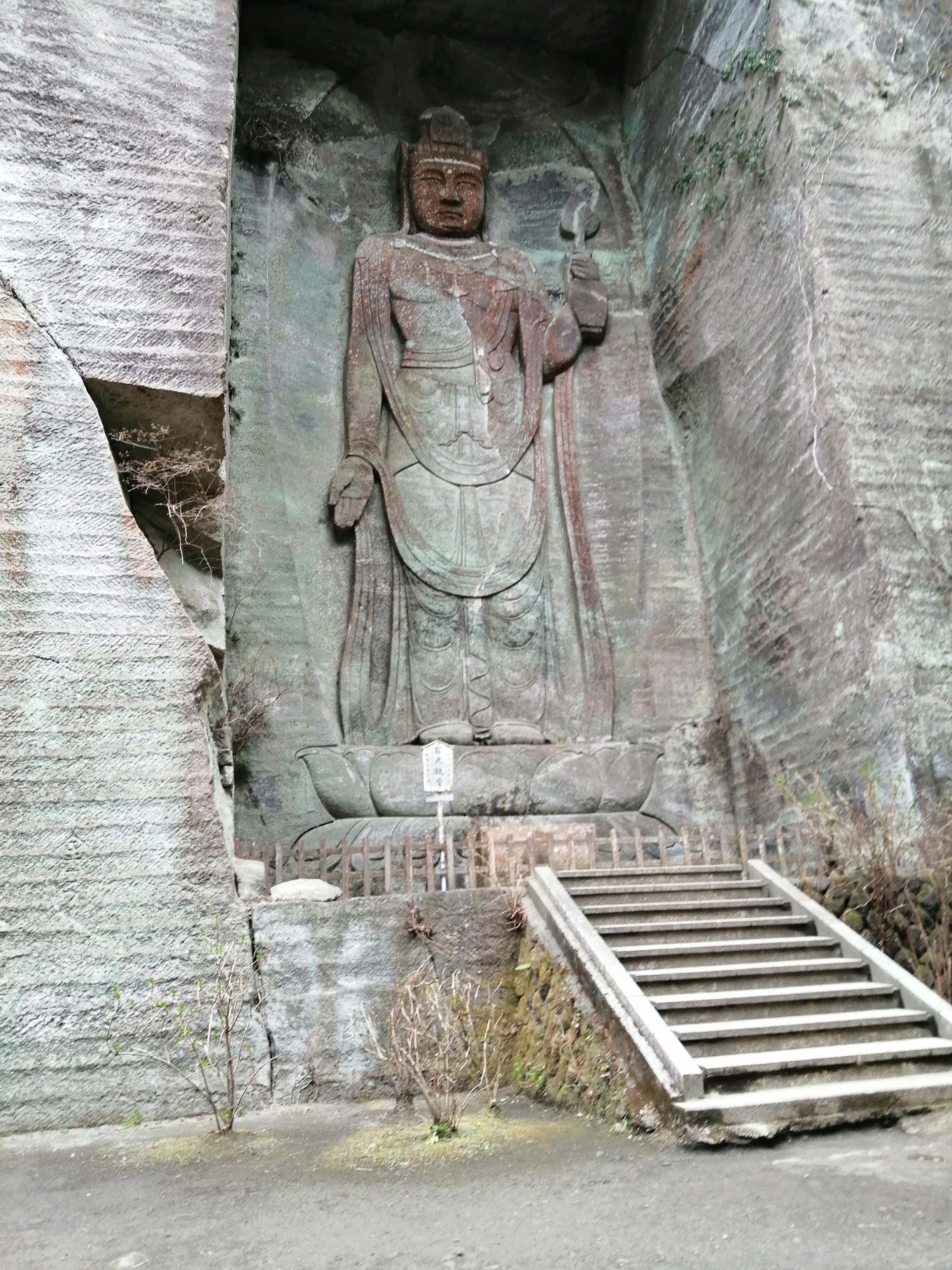 岩壁に刻まれた仏像