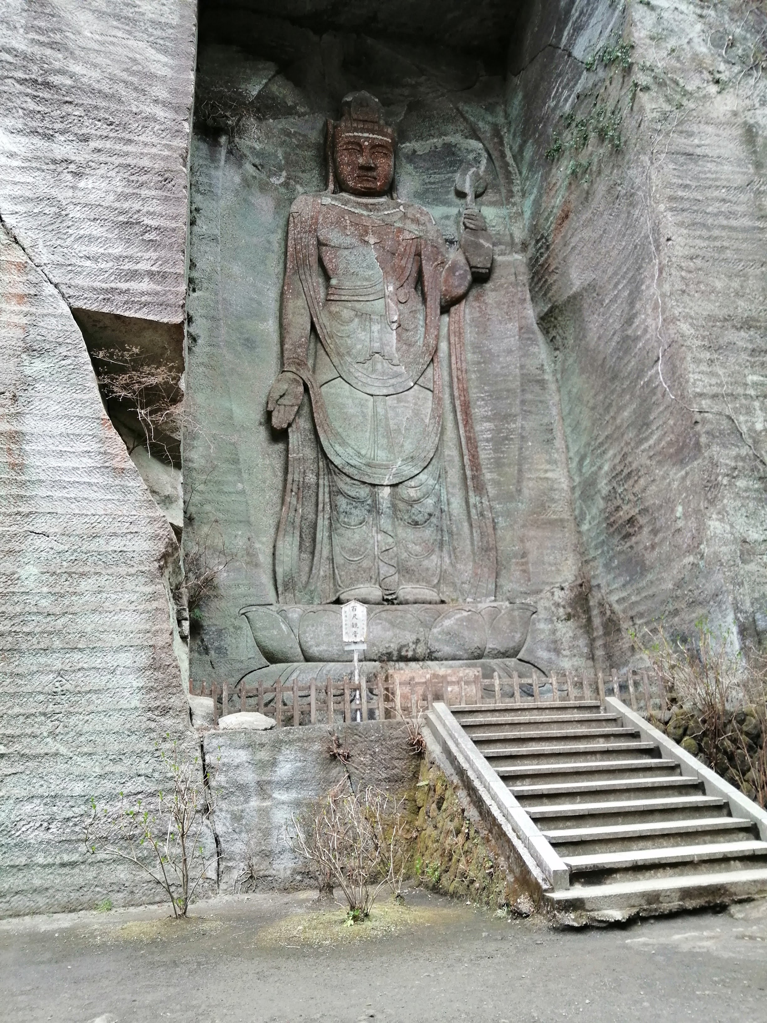 仏像と岩壁の構造