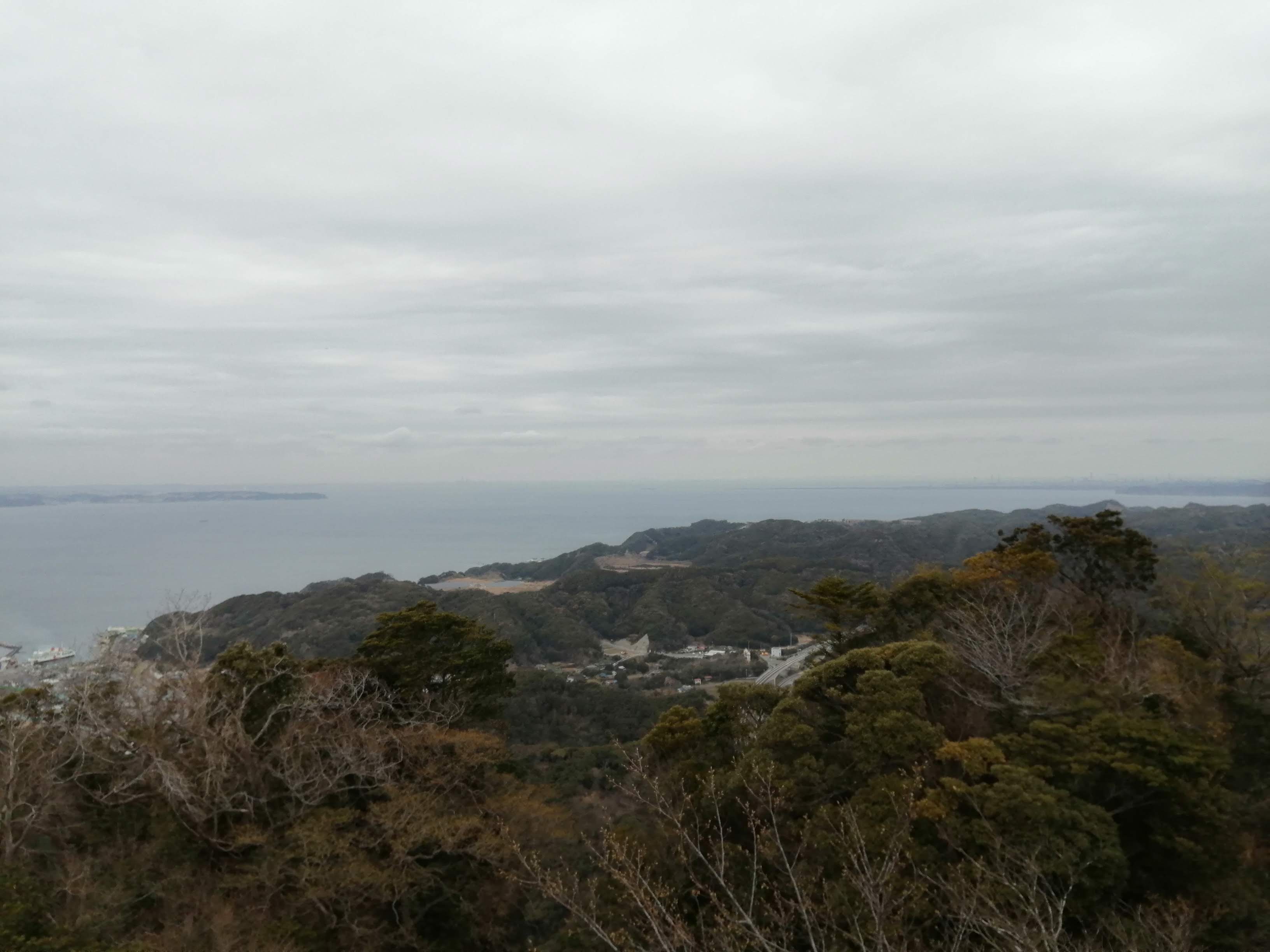 山並みと海の景色