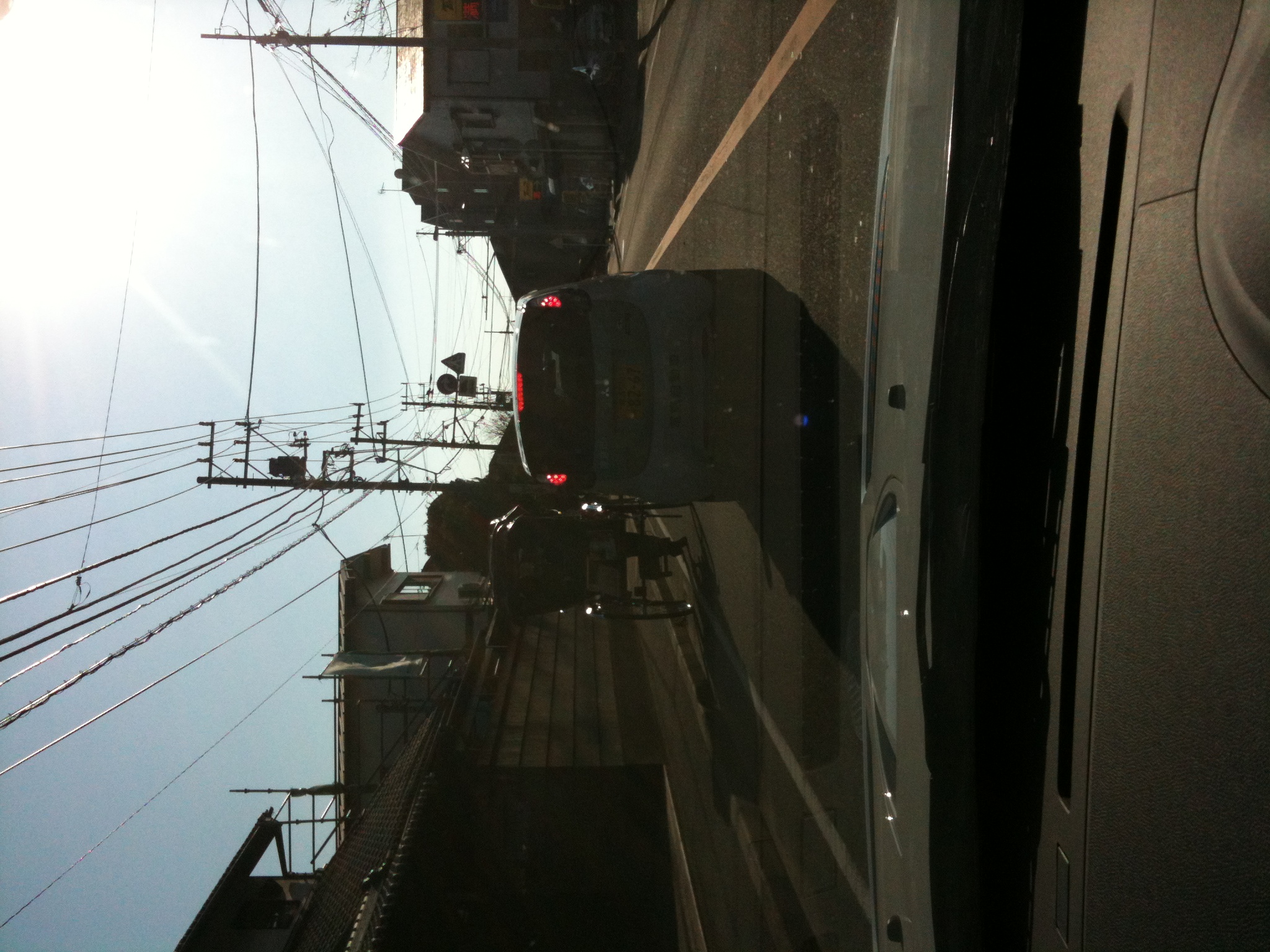 住宅地を走行する車両