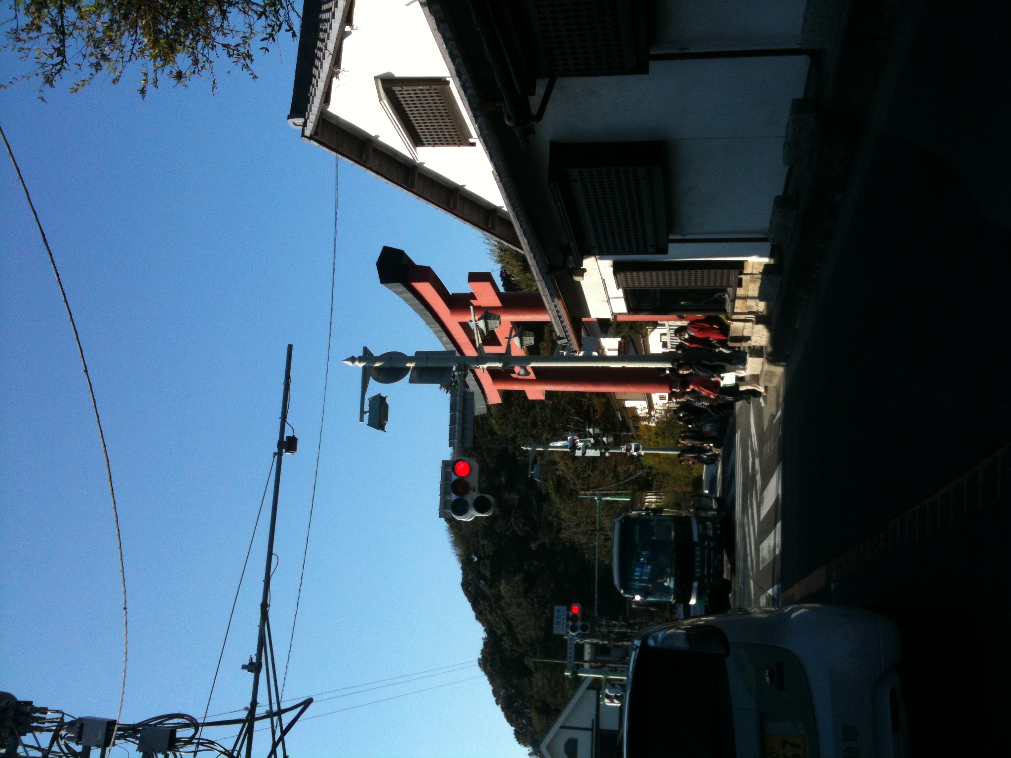 観光客が行き交う交差点