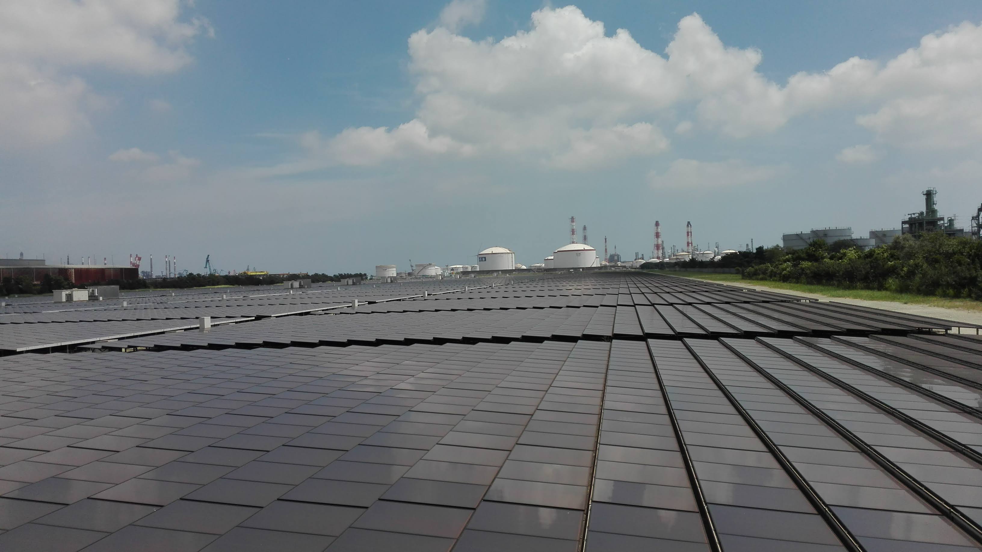 一面に並ぶ太陽光発電パネル