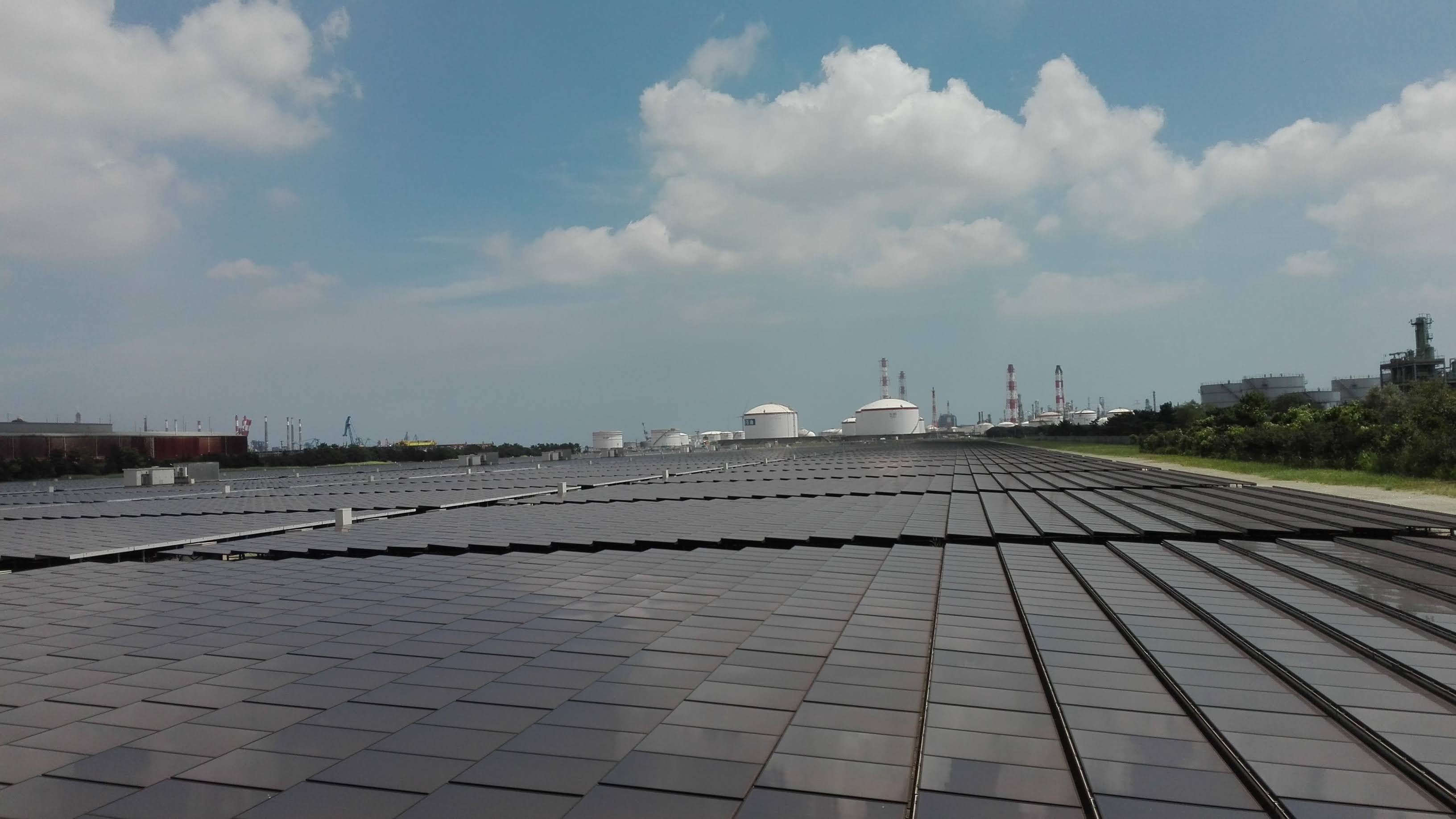 パネルの面が連なる発電エリア