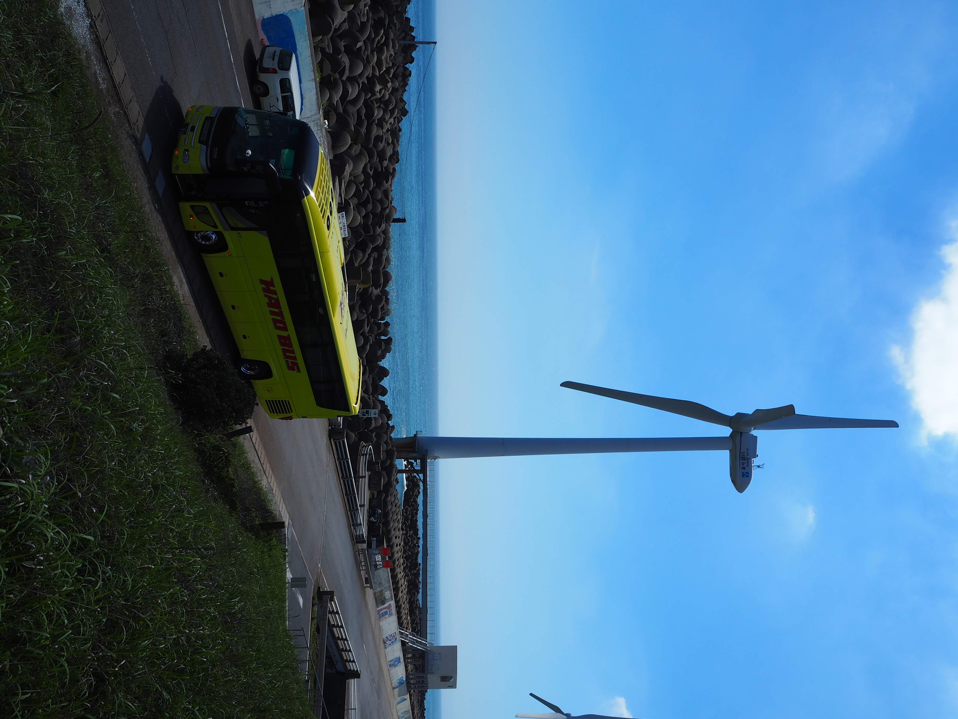 風力発電風車の下を走る道路