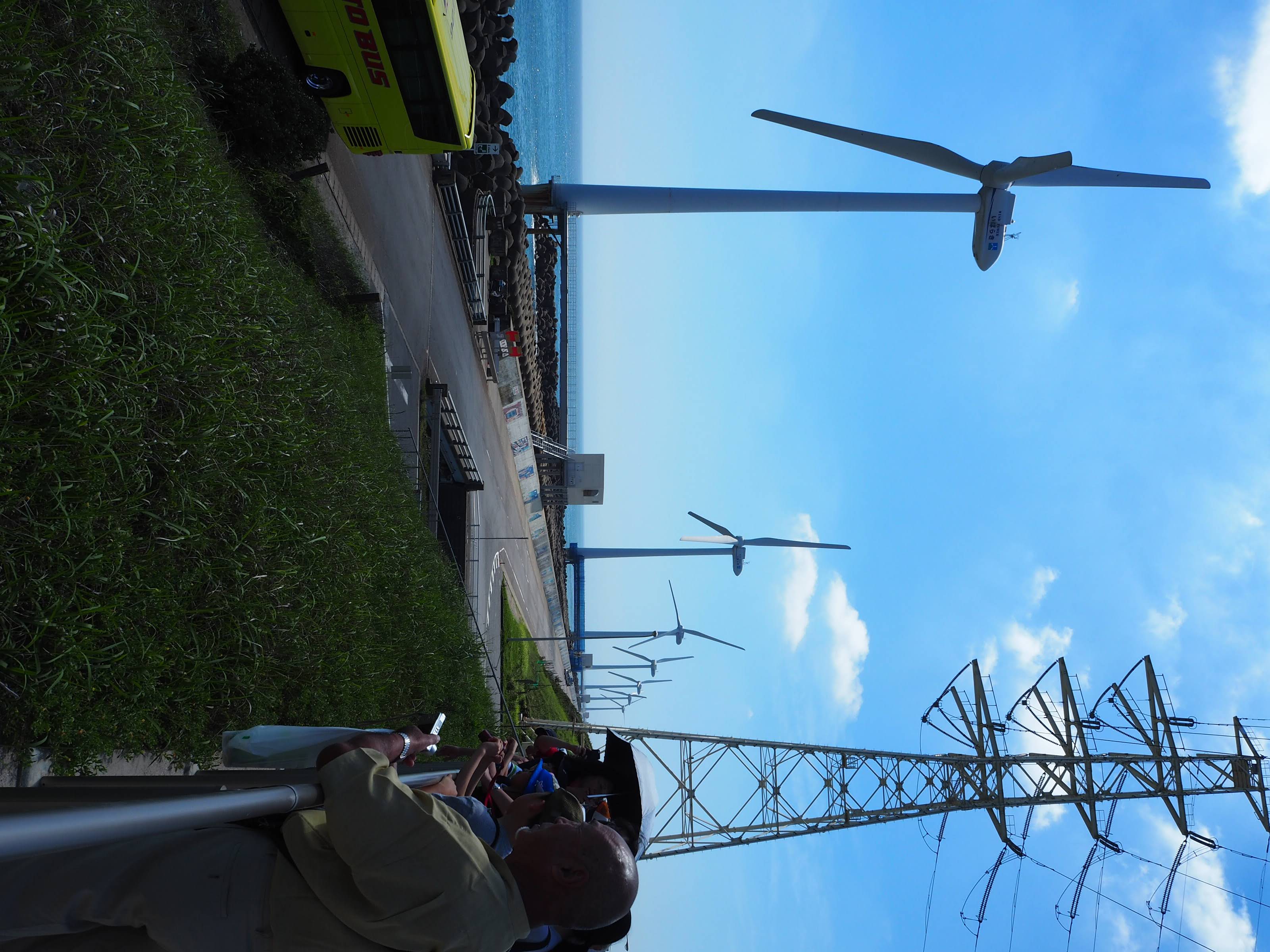 複数の風車が見える海沿いの眺め